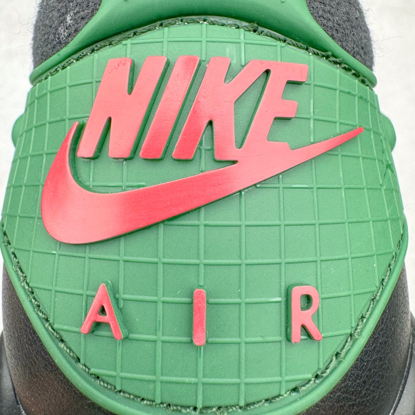 图片[16]-＃KZ纯原 Air Jordan AJ4 RM 重制版低帮复古篮球鞋 黑绿 FQ7939-003 亲自操刀耗时半年巨作 全套原纸板楦头开发 确保原汁原味 完美呈现版型 一比一鞋头弧度高度鞋身弧度 原厂TPU 正确内里网布 菱角分明不变形无多余毛边 柔软性质感一致于原鞋 原厂织唛标 原厂飞人电绣工艺 尾指中部跳三针 独家绑鞋带手法 印刷中底布 四线拉帮 米色美纹纸贴合固定 进口港宝加持 后跟自然饱满 全鞋荧光划线卡点 追求极致完美 每一双都是工艺品 多重QC质检 超越公司货的品控标准 实实在在的免检产品 采用了低帮的设计 并保留了众多AJ4的经典元素 鞋身以皮革、麂皮材质拼接打造 AJ4经典的TPU材质延伸至后跟 增强鞋款稳定性 而鞋身侧面的网格设计则被取消 尾部的NIKE AIR标志也得到保留 并同时带有飞人logo 中底部分同样搭载了可视AIR气垫 鞋底采用米白色中底和外底呈现 为整个设计收尾 尺码：36 36.5 37.5 38 38.5 39 40 40.5 41 42 42.5 43 44 44.5 45 46 47.5-选品中心