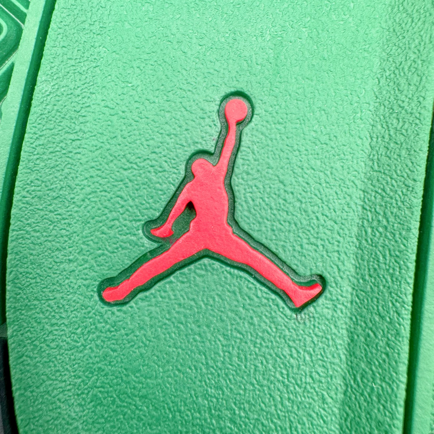 图片[19]-＃KZ纯原 Air Jordan AJ4 RM 重制版低帮复古篮球鞋 黑绿 FQ7939-003 亲自操刀耗时半年巨作 全套原纸板楦头开发 确保原汁原味 完美呈现版型 一比一鞋头弧度高度鞋身弧度 原厂TPU 正确内里网布 菱角分明不变形无多余毛边 柔软性质感一致于原鞋 原厂织唛标 原厂飞人电绣工艺 尾指中部跳三针 独家绑鞋带手法 印刷中底布 四线拉帮 米色美纹纸贴合固定 进口港宝加持 后跟自然饱满 全鞋荧光划线卡点 追求极致完美 每一双都是工艺品 多重QC质检 超越公司货的品控标准 实实在在的免检产品 采用了低帮的设计 并保留了众多AJ4的经典元素 鞋身以皮革、麂皮材质拼接打造 AJ4经典的TPU材质延伸至后跟 增强鞋款稳定性 而鞋身侧面的网格设计则被取消 尾部的NIKE AIR标志也得到保留 并同时带有飞人logo 中底部分同样搭载了可视AIR气垫 鞋底采用米白色中底和外底呈现 为整个设计收尾 尺码：36 36.5 37.5 38 38.5 39 40 40.5 41 42 42.5 43 44 44.5 45 46 47.5-选品中心