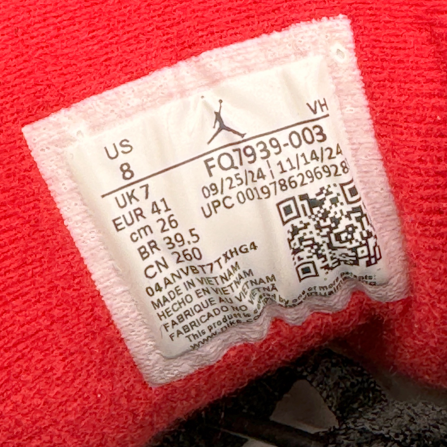 图片[12]-＃KZ纯原 Air Jordan AJ4 RM 重制版低帮复古篮球鞋 黑绿 FQ7939-003 亲自操刀耗时半年巨作 全套原纸板楦头开发 确保原汁原味 完美呈现版型 一比一鞋头弧度高度鞋身弧度 原厂TPU 正确内里网布 菱角分明不变形无多余毛边 柔软性质感一致于原鞋 原厂织唛标 原厂飞人电绣工艺 尾指中部跳三针 独家绑鞋带手法 印刷中底布 四线拉帮 米色美纹纸贴合固定 进口港宝加持 后跟自然饱满 全鞋荧光划线卡点 追求极致完美 每一双都是工艺品 多重QC质检 超越公司货的品控标准 实实在在的免检产品 采用了低帮的设计 并保留了众多AJ4的经典元素 鞋身以皮革、麂皮材质拼接打造 AJ4经典的TPU材质延伸至后跟 增强鞋款稳定性 而鞋身侧面的网格设计则被取消 尾部的NIKE AIR标志也得到保留 并同时带有飞人logo 中底部分同样搭载了可视AIR气垫 鞋底采用米白色中底和外底呈现 为整个设计收尾 尺码：36 36.5 37.5 38 38.5 39 40 40.5 41 42 42.5 43 44 44.5 45 46 47.5-选品中心