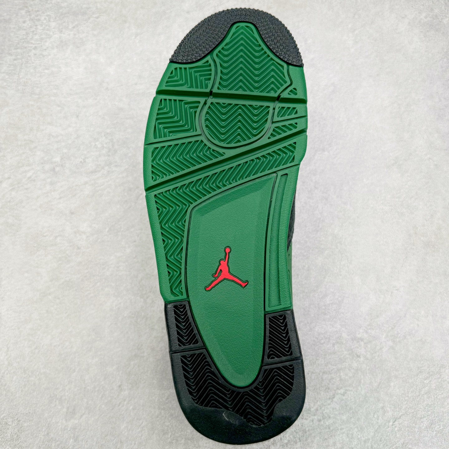 图片[9]-＃KZ纯原 Air Jordan AJ4 RM 重制版低帮复古篮球鞋 黑绿 FQ7939-003 亲自操刀耗时半年巨作 全套原纸板楦头开发 确保原汁原味 完美呈现版型 一比一鞋头弧度高度鞋身弧度 原厂TPU 正确内里网布 菱角分明不变形无多余毛边 柔软性质感一致于原鞋 原厂织唛标 原厂飞人电绣工艺 尾指中部跳三针 独家绑鞋带手法 印刷中底布 四线拉帮 米色美纹纸贴合固定 进口港宝加持 后跟自然饱满 全鞋荧光划线卡点 追求极致完美 每一双都是工艺品 多重QC质检 超越公司货的品控标准 实实在在的免检产品 采用了低帮的设计 并保留了众多AJ4的经典元素 鞋身以皮革、麂皮材质拼接打造 AJ4经典的TPU材质延伸至后跟 增强鞋款稳定性 而鞋身侧面的网格设计则被取消 尾部的NIKE AIR标志也得到保留 并同时带有飞人logo 中底部分同样搭载了可视AIR气垫 鞋底采用米白色中底和外底呈现 为整个设计收尾 尺码：36 36.5 37.5 38 38.5 39 40 40.5 41 42 42.5 43 44 44.5 45 46 47.5-选品中心