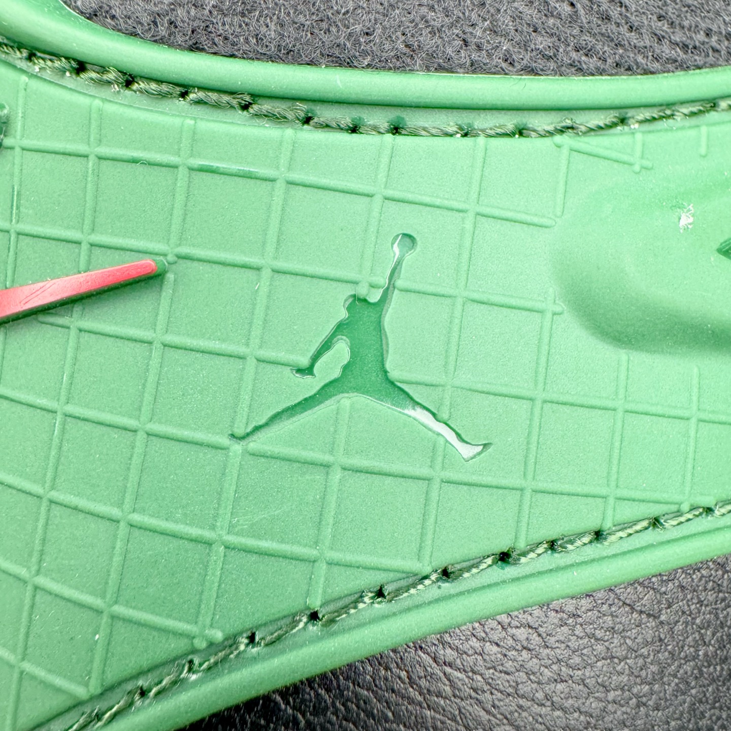 图片[17]-＃KZ纯原 Air Jordan AJ4 RM 重制版低帮复古篮球鞋 黑绿 FQ7939-003 亲自操刀耗时半年巨作 全套原纸板楦头开发 确保原汁原味 完美呈现版型 一比一鞋头弧度高度鞋身弧度 原厂TPU 正确内里网布 菱角分明不变形无多余毛边 柔软性质感一致于原鞋 原厂织唛标 原厂飞人电绣工艺 尾指中部跳三针 独家绑鞋带手法 印刷中底布 四线拉帮 米色美纹纸贴合固定 进口港宝加持 后跟自然饱满 全鞋荧光划线卡点 追求极致完美 每一双都是工艺品 多重QC质检 超越公司货的品控标准 实实在在的免检产品 采用了低帮的设计 并保留了众多AJ4的经典元素 鞋身以皮革、麂皮材质拼接打造 AJ4经典的TPU材质延伸至后跟 增强鞋款稳定性 而鞋身侧面的网格设计则被取消 尾部的NIKE AIR标志也得到保留 并同时带有飞人logo 中底部分同样搭载了可视AIR气垫 鞋底采用米白色中底和外底呈现 为整个设计收尾 尺码：36 36.5 37.5 38 38.5 39 40 40.5 41 42 42.5 43 44 44.5 45 46 47.5-选品中心