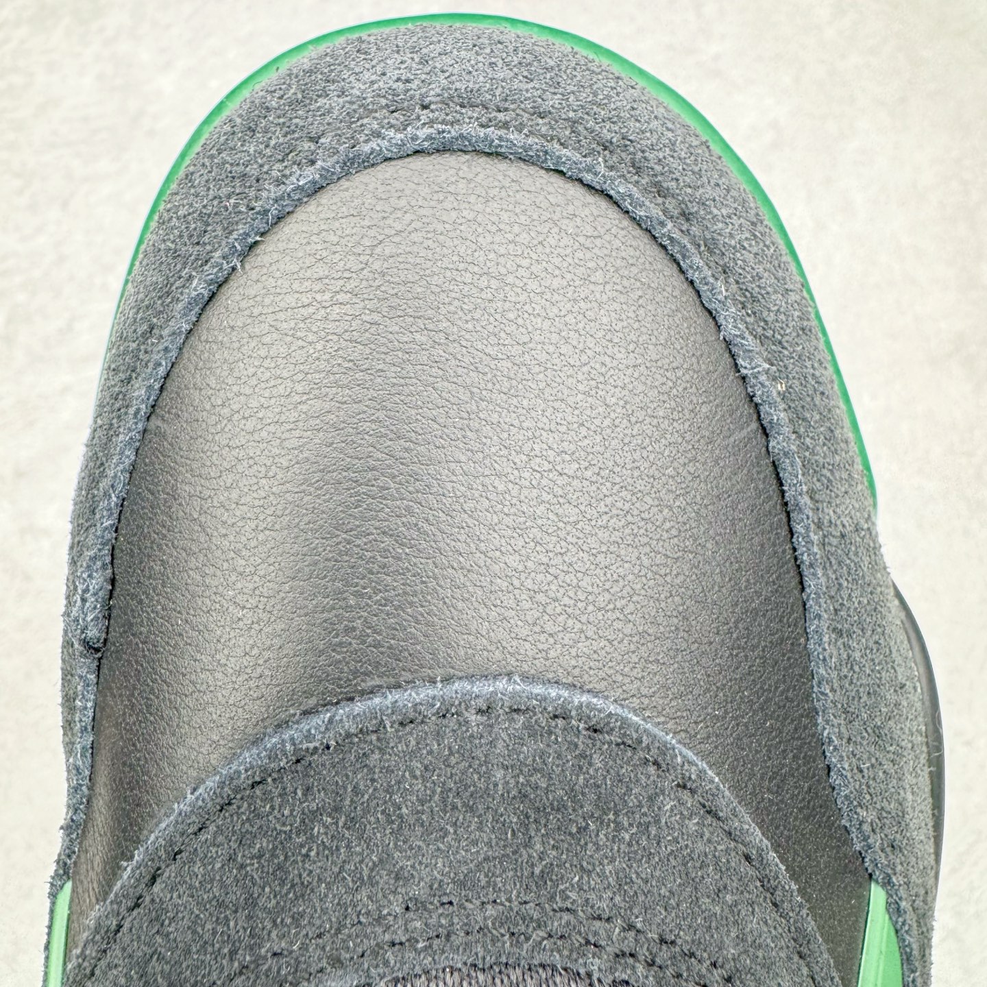 图片[15]-＃KZ纯原 Air Jordan AJ4 RM 重制版低帮复古篮球鞋 黑绿 FQ7939-003 亲自操刀耗时半年巨作 全套原纸板楦头开发 确保原汁原味 完美呈现版型 一比一鞋头弧度高度鞋身弧度 原厂TPU 正确内里网布 菱角分明不变形无多余毛边 柔软性质感一致于原鞋 原厂织唛标 原厂飞人电绣工艺 尾指中部跳三针 独家绑鞋带手法 印刷中底布 四线拉帮 米色美纹纸贴合固定 进口港宝加持 后跟自然饱满 全鞋荧光划线卡点 追求极致完美 每一双都是工艺品 多重QC质检 超越公司货的品控标准 实实在在的免检产品 采用了低帮的设计 并保留了众多AJ4的经典元素 鞋身以皮革、麂皮材质拼接打造 AJ4经典的TPU材质延伸至后跟 增强鞋款稳定性 而鞋身侧面的网格设计则被取消 尾部的NIKE AIR标志也得到保留 并同时带有飞人logo 中底部分同样搭载了可视AIR气垫 鞋底采用米白色中底和外底呈现 为整个设计收尾 尺码：36 36.5 37.5 38 38.5 39 40 40.5 41 42 42.5 43 44 44.5 45 46 47.5-选品中心