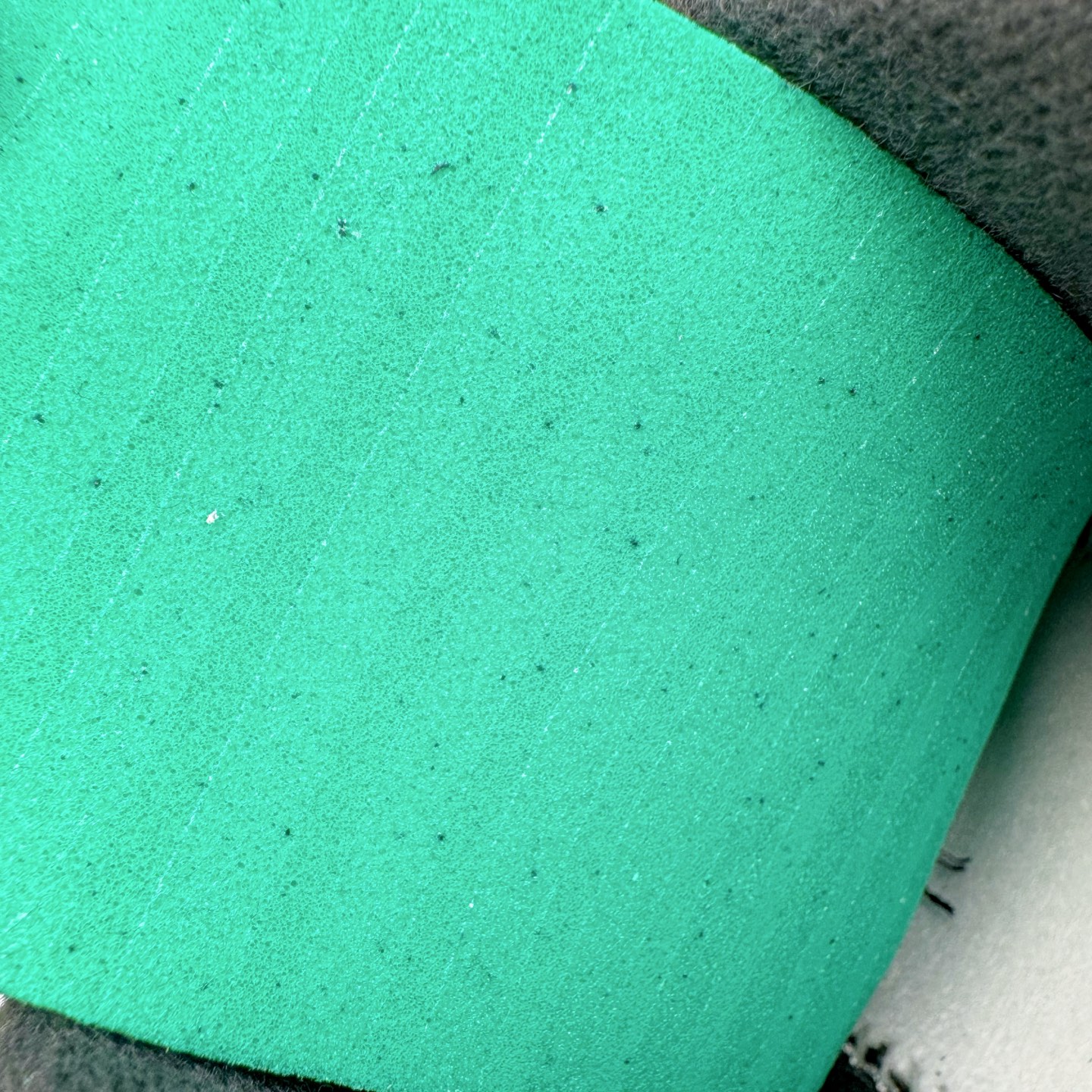 图片[11]-＃KZ纯原 Air Jordan AJ4 RM 重制版低帮复古篮球鞋 黑绿 FQ7939-003 亲自操刀耗时半年巨作 全套原纸板楦头开发 确保原汁原味 完美呈现版型 一比一鞋头弧度高度鞋身弧度 原厂TPU 正确内里网布 菱角分明不变形无多余毛边 柔软性质感一致于原鞋 原厂织唛标 原厂飞人电绣工艺 尾指中部跳三针 独家绑鞋带手法 印刷中底布 四线拉帮 米色美纹纸贴合固定 进口港宝加持 后跟自然饱满 全鞋荧光划线卡点 追求极致完美 每一双都是工艺品 多重QC质检 超越公司货的品控标准 实实在在的免检产品 采用了低帮的设计 并保留了众多AJ4的经典元素 鞋身以皮革、麂皮材质拼接打造 AJ4经典的TPU材质延伸至后跟 增强鞋款稳定性 而鞋身侧面的网格设计则被取消 尾部的NIKE AIR标志也得到保留 并同时带有飞人logo 中底部分同样搭载了可视AIR气垫 鞋底采用米白色中底和外底呈现 为整个设计收尾 尺码：36 36.5 37.5 38 38.5 39 40 40.5 41 42 42.5 43 44 44.5 45 46 47.5-选品中心