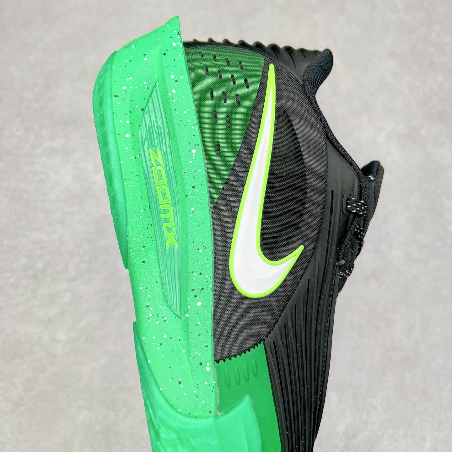 图片[6]-NK G.T. Cut 3.0 EP GT3代实战篮球鞋 DJ6015-030 该鞋款采用出众回弹设计 为切入、转向和移步篮筐提供出色的能量回馈 回弹性能带来弹力充沛的迈步体验 助你爆发疾速 全掌型 ZoomX 泡绵 缔造弹力出众的轻盈迈步体验 助你在比赛升温时能够急速快攻 驰骋全场 鞋面绳线与鞋带相结合 有助稳固前足 后跟搭配加垫鞋口 为脚踝营造舒适稳固感受 全掌型 ZoomX 泡绵 能够带来出众的能量回馈 前足外侧采用精巧塑料覆面 在瞬间爆发时提供稳固脚感 尺码：40 40.5 41 42 42.5 43 44 44.5 45 46-选品中心