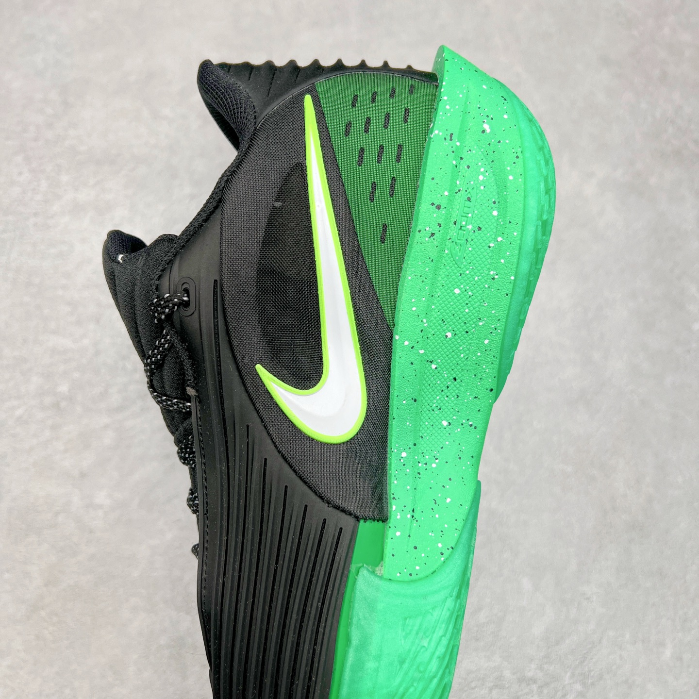 图片[7]-NK G.T. Cut 3.0 EP GT3代实战篮球鞋 DJ6015-030 该鞋款采用出众回弹设计 为切入、转向和移步篮筐提供出色的能量回馈 回弹性能带来弹力充沛的迈步体验 助你爆发疾速 全掌型 ZoomX 泡绵 缔造弹力出众的轻盈迈步体验 助你在比赛升温时能够急速快攻 驰骋全场 鞋面绳线与鞋带相结合 有助稳固前足 后跟搭配加垫鞋口 为脚踝营造舒适稳固感受 全掌型 ZoomX 泡绵 能够带来出众的能量回馈 前足外侧采用精巧塑料覆面 在瞬间爆发时提供稳固脚感 尺码：40 40.5 41 42 42.5 43 44 44.5 45 46-选品中心