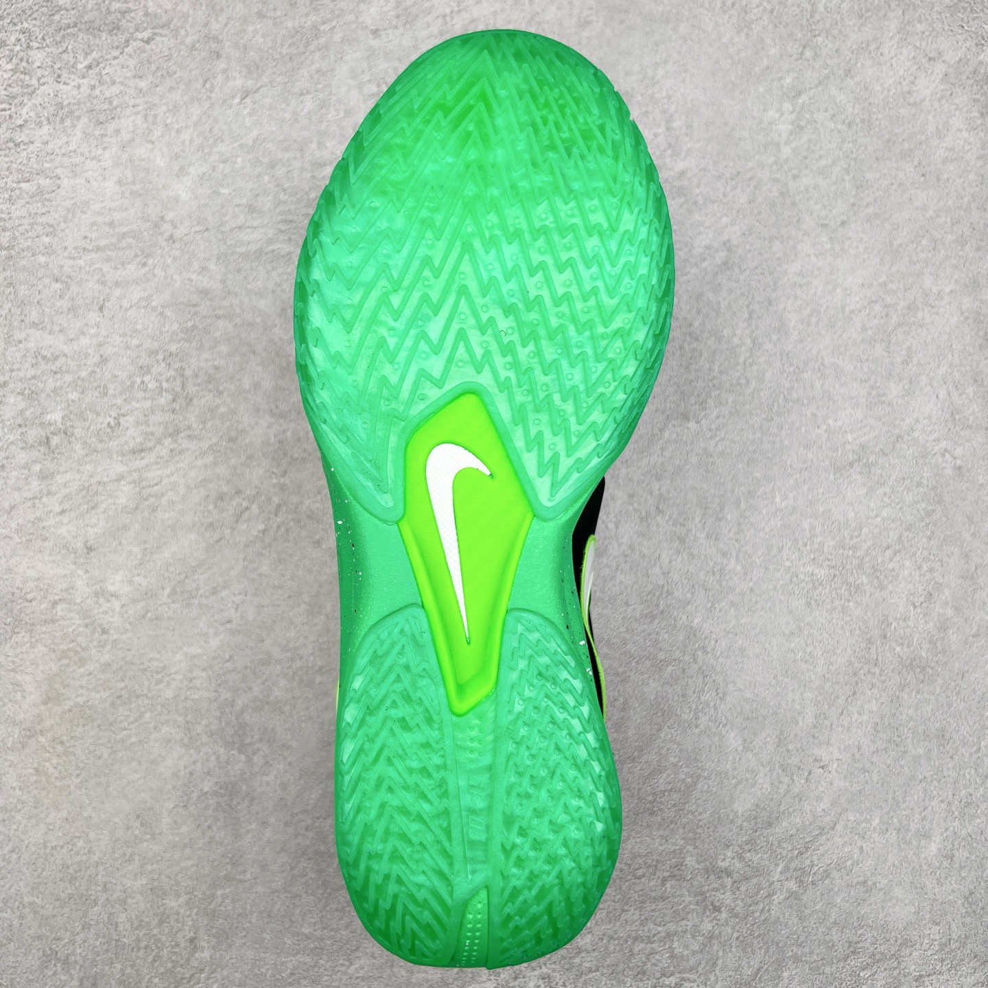 图片[9]-NK G.T. Cut 3.0 EP GT3代实战篮球鞋 DJ6015-030 该鞋款采用出众回弹设计 为切入、转向和移步篮筐提供出色的能量回馈 回弹性能带来弹力充沛的迈步体验 助你爆发疾速 全掌型 ZoomX 泡绵 缔造弹力出众的轻盈迈步体验 助你在比赛升温时能够急速快攻 驰骋全场 鞋面绳线与鞋带相结合 有助稳固前足 后跟搭配加垫鞋口 为脚踝营造舒适稳固感受 全掌型 ZoomX 泡绵 能够带来出众的能量回馈 前足外侧采用精巧塑料覆面 在瞬间爆发时提供稳固脚感 尺码：40 40.5 41 42 42.5 43 44 44.5 45 46-选品中心