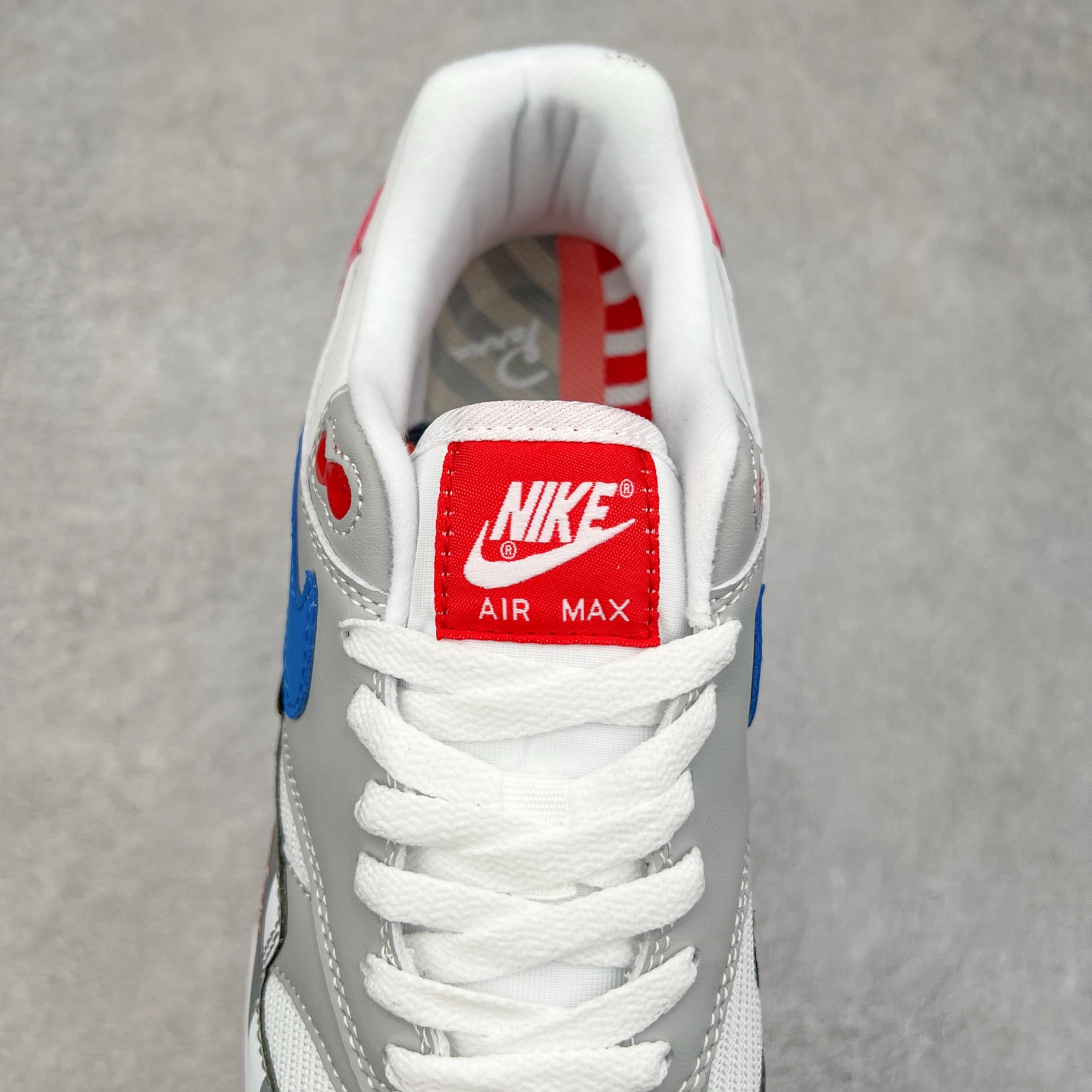 图片[5]-NK Air Max 1 初代复古气垫慢跑鞋 AT3057-100 由Tinker Hatfeld和Mark Parker在1987年设计 灵感来自于巴黎蓬皮杜中心 在参观了蓬皮杜中心之后提出了Air Max的标志性开窗可视气垫的理念 并将其实际开发成功 是NK史上第一双可视气垫跑鞋 凭借着Air Max气垫带来的舒适脚感和鞋面面料上的不断精进才使得Air Max 1在现如今都是复古慢跑鞋的首选 深厚的历史渊源 独特的流线形设计 极为复古的外观使得它深受鞋迷的喜爱 尺码：36 36.5 37.5 38 38.5 39 40 40.5 41 42 42.5 43 44 44.5 45-选品中心