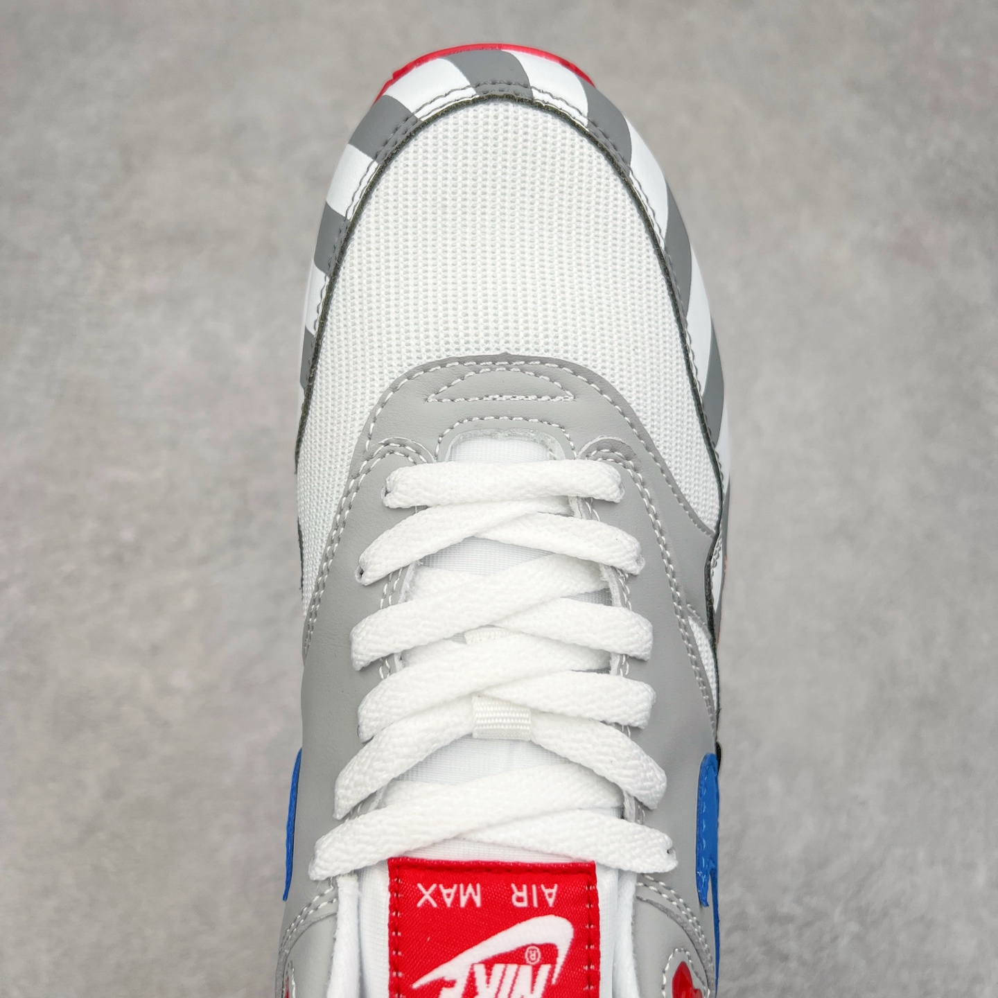 图片[4]-NK Air Max 1 初代复古气垫慢跑鞋 AT3057-100 由Tinker Hatfeld和Mark Parker在1987年设计 灵感来自于巴黎蓬皮杜中心 在参观了蓬皮杜中心之后提出了Air Max的标志性开窗可视气垫的理念 并将其实际开发成功 是NK史上第一双可视气垫跑鞋 凭借着Air Max气垫带来的舒适脚感和鞋面面料上的不断精进才使得Air Max 1在现如今都是复古慢跑鞋的首选 深厚的历史渊源 独特的流线形设计 极为复古的外观使得它深受鞋迷的喜爱 尺码：36 36.5 37.5 38 38.5 39 40 40.5 41 42 42.5 43 44 44.5 45-选品中心