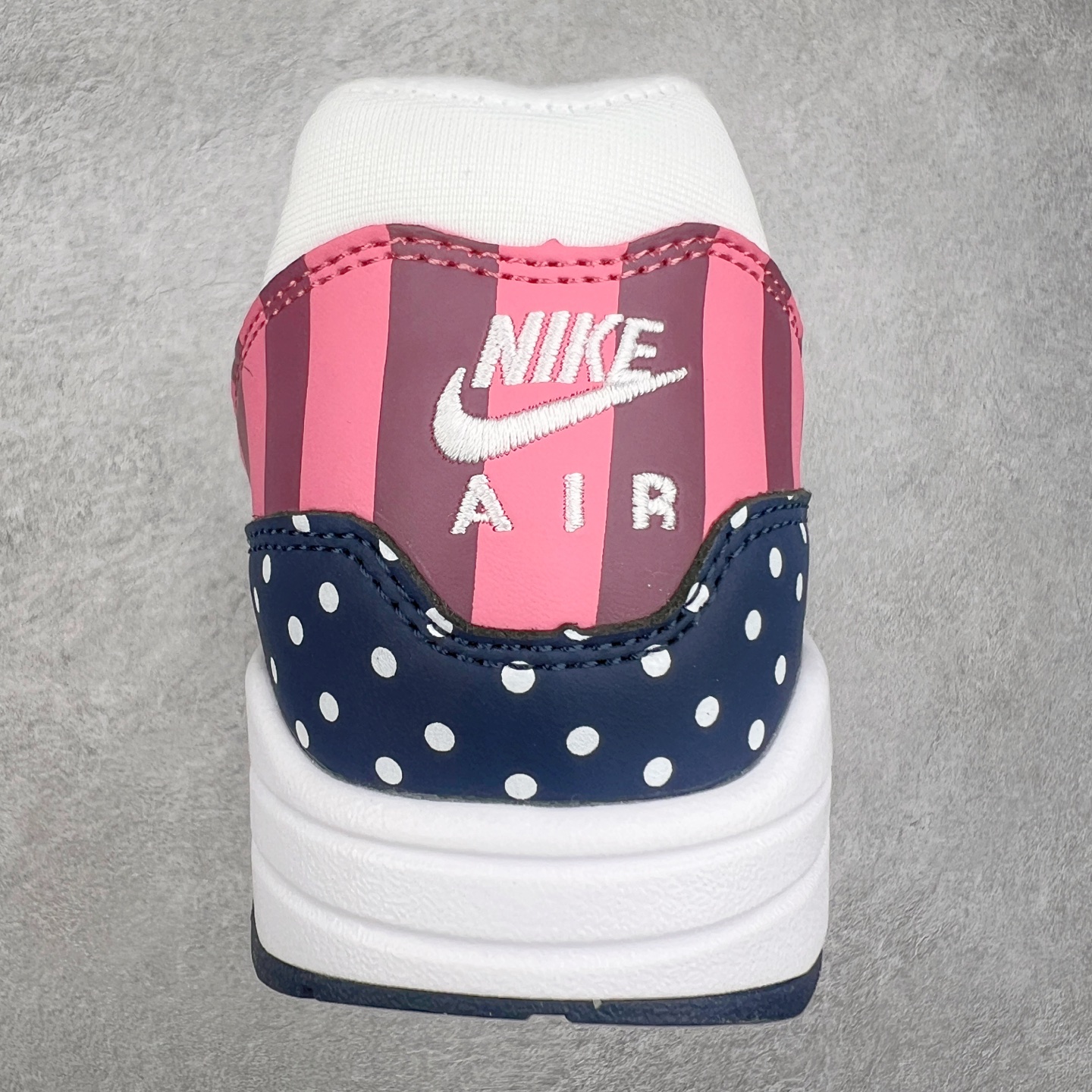 图片[8]-NK Air Max 1 初代复古气垫慢跑鞋 AT3057-100 由Tinker Hatfeld和Mark Parker在1987年设计 灵感来自于巴黎蓬皮杜中心 在参观了蓬皮杜中心之后提出了Air Max的标志性开窗可视气垫的理念 并将其实际开发成功 是NK史上第一双可视气垫跑鞋 凭借着Air Max气垫带来的舒适脚感和鞋面面料上的不断精进才使得Air Max 1在现如今都是复古慢跑鞋的首选 深厚的历史渊源 独特的流线形设计 极为复古的外观使得它深受鞋迷的喜爱 尺码：36 36.5 37.5 38 38.5 39 40 40.5 41 42 42.5 43 44 44.5 45-选品中心