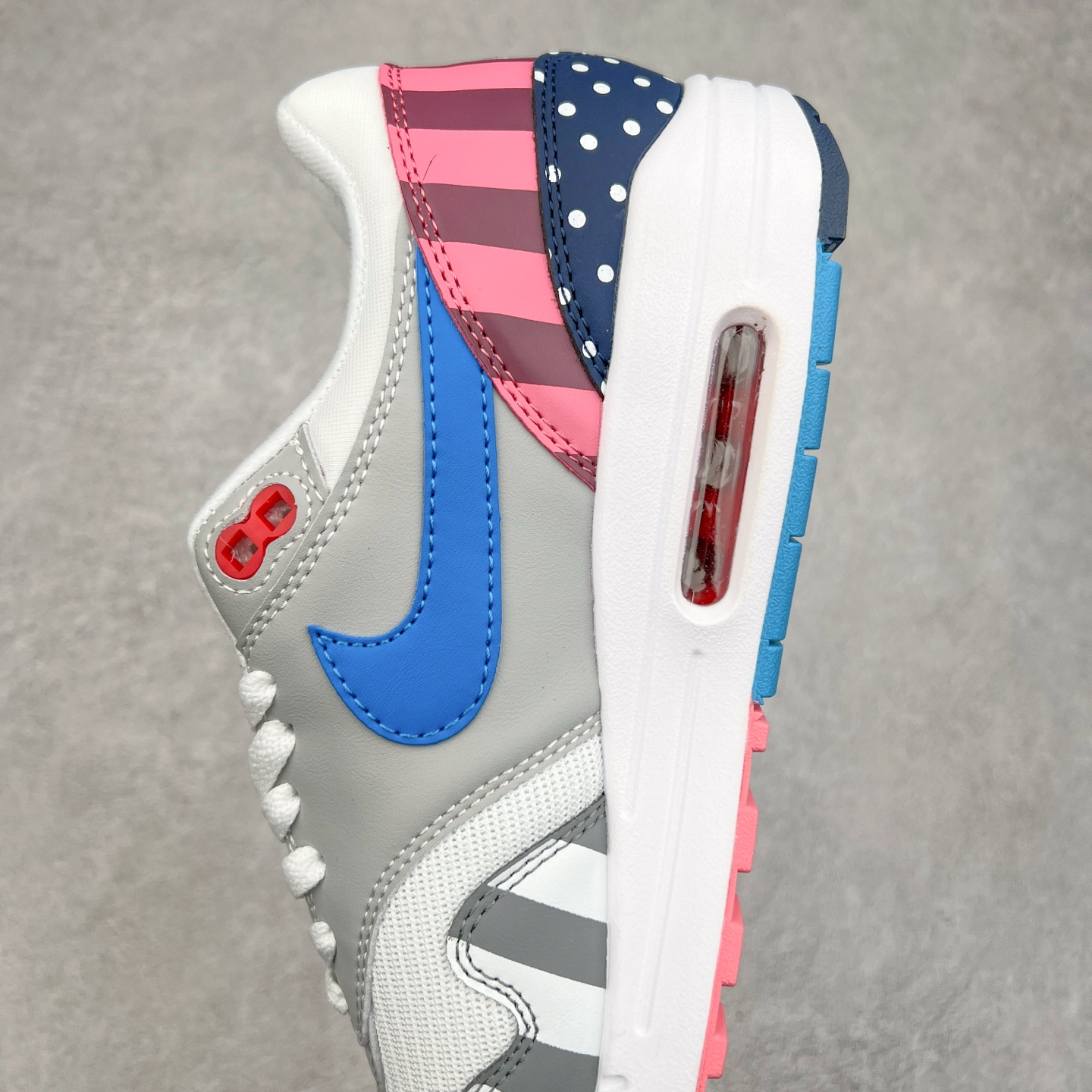 图片[7]-NK Air Max 1 初代复古气垫慢跑鞋 AT3057-100 由Tinker Hatfeld和Mark Parker在1987年设计 灵感来自于巴黎蓬皮杜中心 在参观了蓬皮杜中心之后提出了Air Max的标志性开窗可视气垫的理念 并将其实际开发成功 是NK史上第一双可视气垫跑鞋 凭借着Air Max气垫带来的舒适脚感和鞋面面料上的不断精进才使得Air Max 1在现如今都是复古慢跑鞋的首选 深厚的历史渊源 独特的流线形设计 极为复古的外观使得它深受鞋迷的喜爱 尺码：36 36.5 37.5 38 38.5 39 40 40.5 41 42 42.5 43 44 44.5 45-选品中心