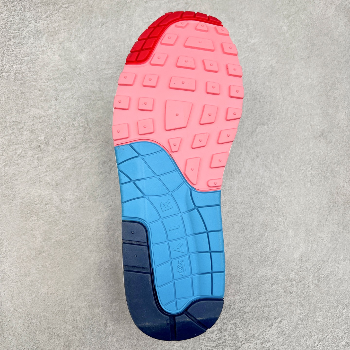 图片[9]-NK Air Max 1 初代复古气垫慢跑鞋 AT3057-100 由Tinker Hatfeld和Mark Parker在1987年设计 灵感来自于巴黎蓬皮杜中心 在参观了蓬皮杜中心之后提出了Air Max的标志性开窗可视气垫的理念 并将其实际开发成功 是NK史上第一双可视气垫跑鞋 凭借着Air Max气垫带来的舒适脚感和鞋面面料上的不断精进才使得Air Max 1在现如今都是复古慢跑鞋的首选 深厚的历史渊源 独特的流线形设计 极为复古的外观使得它深受鞋迷的喜爱 尺码：36 36.5 37.5 38 38.5 39 40 40.5 41 42 42.5 43 44 44.5 45-选品中心