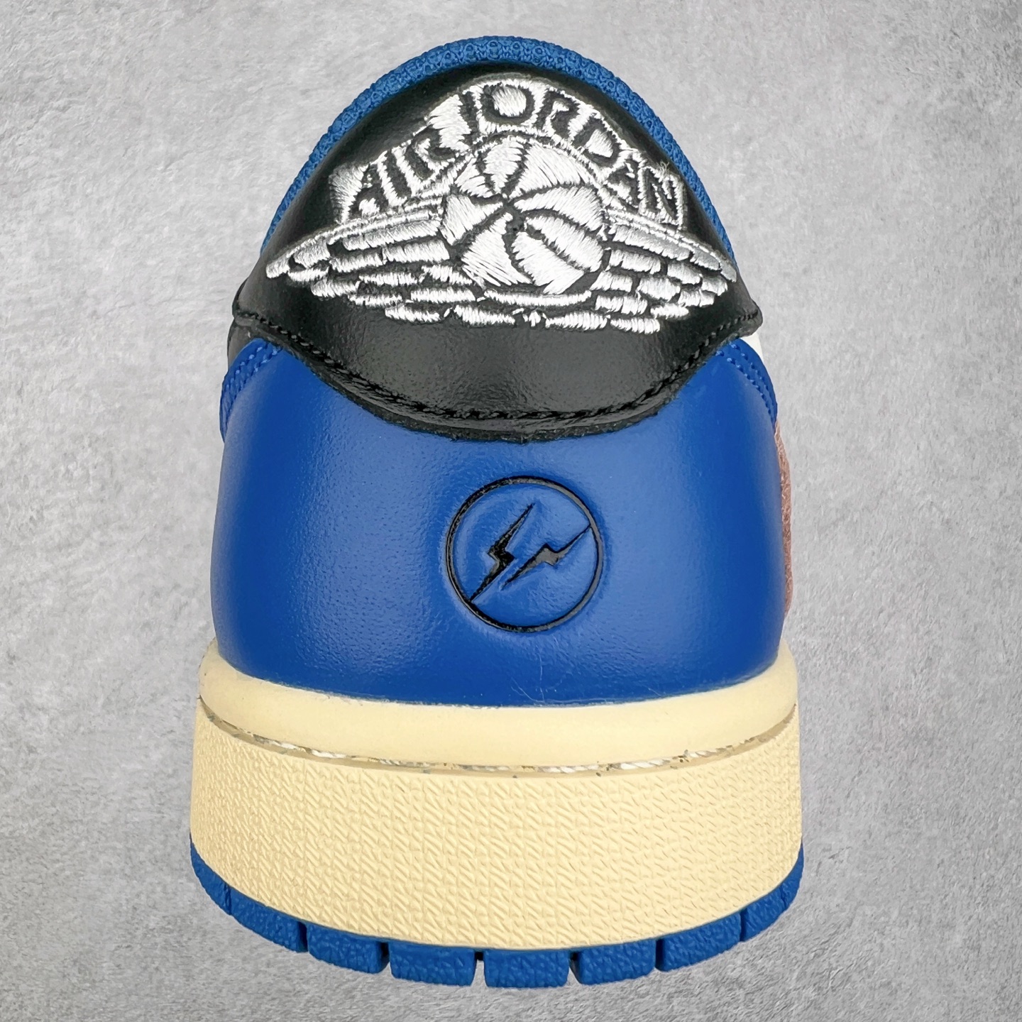 图片[8]-＃DT同源福利回馈 Travis Scott x Fragment Design x Air Jordan AJ1 Low OG SP 三方联名闪电倒钩2.0低帮 白蓝黑 DM7866-140 头层皮料加持 DT同源全套原纸板楦头开发 确保原汁原味 完美呈现倒钩版型 原档案转印油墨一体 一码一磨具拒绝假半码 此版本只针对中端市场 皮料材质有所更替 其他数据细节工艺流程均保持一致 绝不口嗨 原盒原配 外盒透明胶套 内侧字体 工整带凹凸感 原厂拉帮工艺 针距密度一致 后跟弧度收口自然不对折 极致一眼正品既视感 进口玻璃冲刀皮料裁剪零毛边 承诺百分百一致原鞋 全鞋电脑针车工艺 进口港宝加持 后跟自然饱满 全鞋荧光划线卡点 追求极致完美 每一双都是工艺品 多重QC质检 超越公司货的品控标准 尺码：36 36.5 37.5 38 38.5 39 40 40.5 41 42 42.5 43 44 44.5 45 46 47.5-选品中心