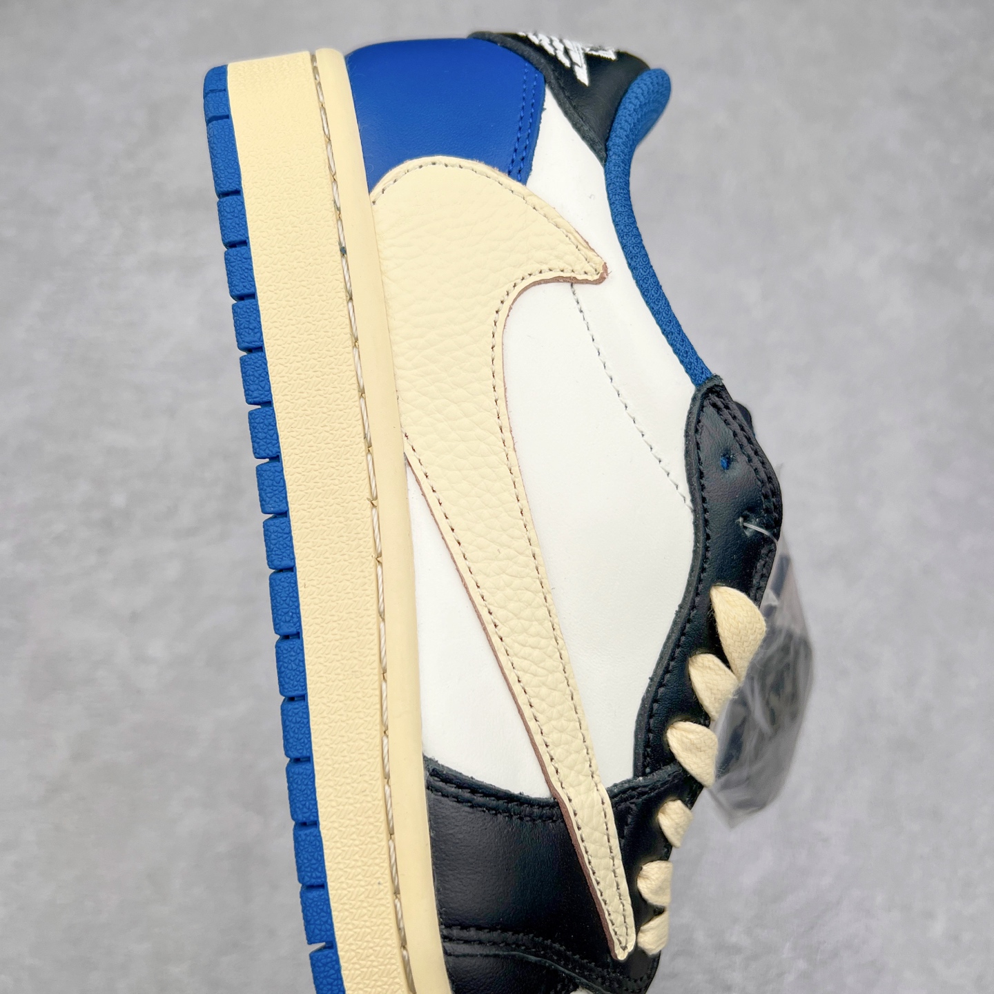 图片[6]-＃DT同源福利回馈 Travis Scott x Fragment Design x Air Jordan AJ1 Low OG SP 三方联名闪电倒钩2.0低帮 白蓝黑 DM7866-140 头层皮料加持 DT同源全套原纸板楦头开发 确保原汁原味 完美呈现倒钩版型 原档案转印油墨一体 一码一磨具拒绝假半码 此版本只针对中端市场 皮料材质有所更替 其他数据细节工艺流程均保持一致 绝不口嗨 原盒原配 外盒透明胶套 内侧字体 工整带凹凸感 原厂拉帮工艺 针距密度一致 后跟弧度收口自然不对折 极致一眼正品既视感 进口玻璃冲刀皮料裁剪零毛边 承诺百分百一致原鞋 全鞋电脑针车工艺 进口港宝加持 后跟自然饱满 全鞋荧光划线卡点 追求极致完美 每一双都是工艺品 多重QC质检 超越公司货的品控标准 尺码：36 36.5 37.5 38 38.5 39 40 40.5 41 42 42.5 43 44 44.5 45 46 47.5-选品中心