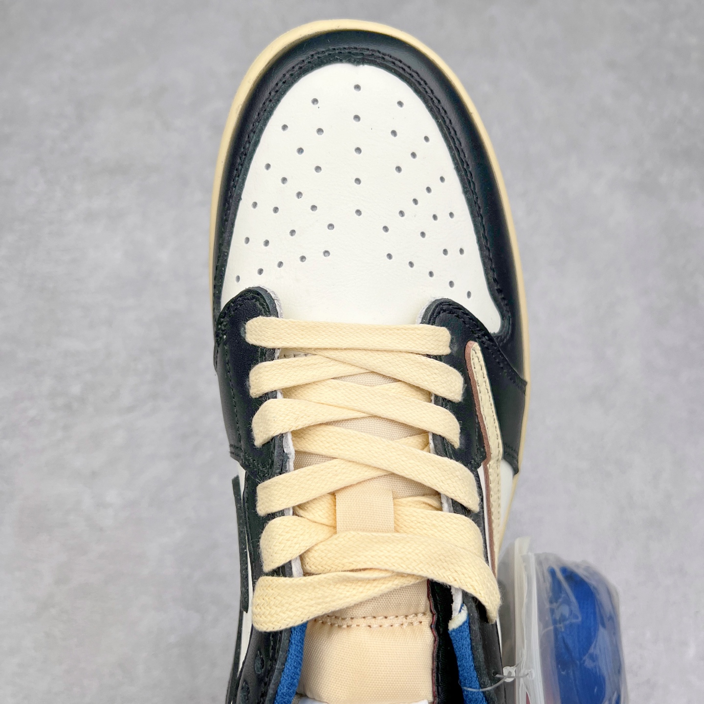 图片[4]-＃DT同源福利回馈 Travis Scott x Fragment Design x Air Jordan AJ1 Low OG SP 三方联名闪电倒钩2.0低帮 白蓝黑 DM7866-140 头层皮料加持 DT同源全套原纸板楦头开发 确保原汁原味 完美呈现倒钩版型 原档案转印油墨一体 一码一磨具拒绝假半码 此版本只针对中端市场 皮料材质有所更替 其他数据细节工艺流程均保持一致 绝不口嗨 原盒原配 外盒透明胶套 内侧字体 工整带凹凸感 原厂拉帮工艺 针距密度一致 后跟弧度收口自然不对折 极致一眼正品既视感 进口玻璃冲刀皮料裁剪零毛边 承诺百分百一致原鞋 全鞋电脑针车工艺 进口港宝加持 后跟自然饱满 全鞋荧光划线卡点 追求极致完美 每一双都是工艺品 多重QC质检 超越公司货的品控标准 尺码：36 36.5 37.5 38 38.5 39 40 40.5 41 42 42.5 43 44 44.5 45 46 47.5-选品中心