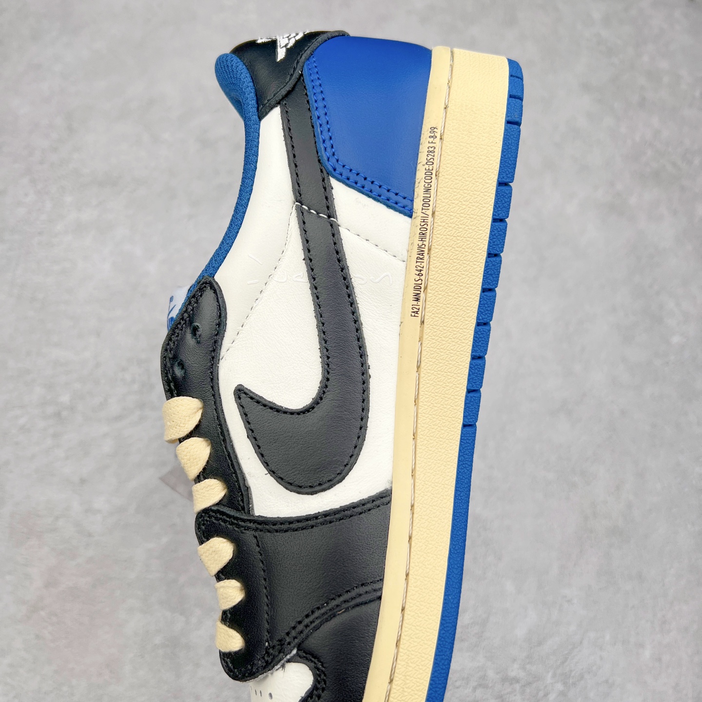图片[7]-＃DT同源福利回馈 Travis Scott x Fragment Design x Air Jordan AJ1 Low OG SP 三方联名闪电倒钩2.0低帮 白蓝黑 DM7866-140 头层皮料加持 DT同源全套原纸板楦头开发 确保原汁原味 完美呈现倒钩版型 原档案转印油墨一体 一码一磨具拒绝假半码 此版本只针对中端市场 皮料材质有所更替 其他数据细节工艺流程均保持一致 绝不口嗨 原盒原配 外盒透明胶套 内侧字体 工整带凹凸感 原厂拉帮工艺 针距密度一致 后跟弧度收口自然不对折 极致一眼正品既视感 进口玻璃冲刀皮料裁剪零毛边 承诺百分百一致原鞋 全鞋电脑针车工艺 进口港宝加持 后跟自然饱满 全鞋荧光划线卡点 追求极致完美 每一双都是工艺品 多重QC质检 超越公司货的品控标准 尺码：36 36.5 37.5 38 38.5 39 40 40.5 41 42 42.5 43 44 44.5 45 46 47.5-选品中心