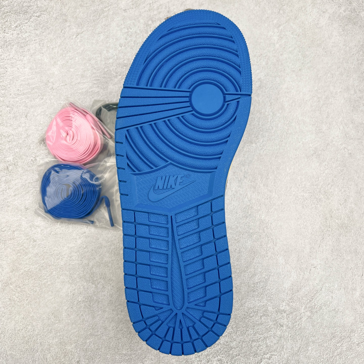 图片[9]-＃DT同源福利回馈 Travis Scott x Fragment Design x Air Jordan AJ1 Low OG SP 三方联名闪电倒钩2.0低帮 白蓝黑 DM7866-140 头层皮料加持 DT同源全套原纸板楦头开发 确保原汁原味 完美呈现倒钩版型 原档案转印油墨一体 一码一磨具拒绝假半码 此版本只针对中端市场 皮料材质有所更替 其他数据细节工艺流程均保持一致 绝不口嗨 原盒原配 外盒透明胶套 内侧字体 工整带凹凸感 原厂拉帮工艺 针距密度一致 后跟弧度收口自然不对折 极致一眼正品既视感 进口玻璃冲刀皮料裁剪零毛边 承诺百分百一致原鞋 全鞋电脑针车工艺 进口港宝加持 后跟自然饱满 全鞋荧光划线卡点 追求极致完美 每一双都是工艺品 多重QC质检 超越公司货的品控标准 尺码：36 36.5 37.5 38 38.5 39 40 40.5 41 42 42.5 43 44 44.5 45 46 47.5-选品中心