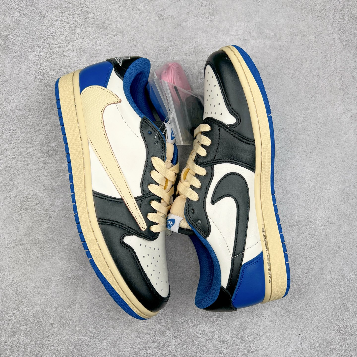 图片[3]-＃DT同源福利回馈 Travis Scott x Fragment Design x Air Jordan AJ1 Low OG SP 三方联名闪电倒钩2.0低帮 白蓝黑 DM7866-140 头层皮料加持 DT同源全套原纸板楦头开发 确保原汁原味 完美呈现倒钩版型 原档案转印油墨一体 一码一磨具拒绝假半码 此版本只针对中端市场 皮料材质有所更替 其他数据细节工艺流程均保持一致 绝不口嗨 原盒原配 外盒透明胶套 内侧字体 工整带凹凸感 原厂拉帮工艺 针距密度一致 后跟弧度收口自然不对折 极致一眼正品既视感 进口玻璃冲刀皮料裁剪零毛边 承诺百分百一致原鞋 全鞋电脑针车工艺 进口港宝加持 后跟自然饱满 全鞋荧光划线卡点 追求极致完美 每一双都是工艺品 多重QC质检 超越公司货的品控标准 尺码：36 36.5 37.5 38 38.5 39 40 40.5 41 42 42.5 43 44 44.5 45 46 47.5-选品中心