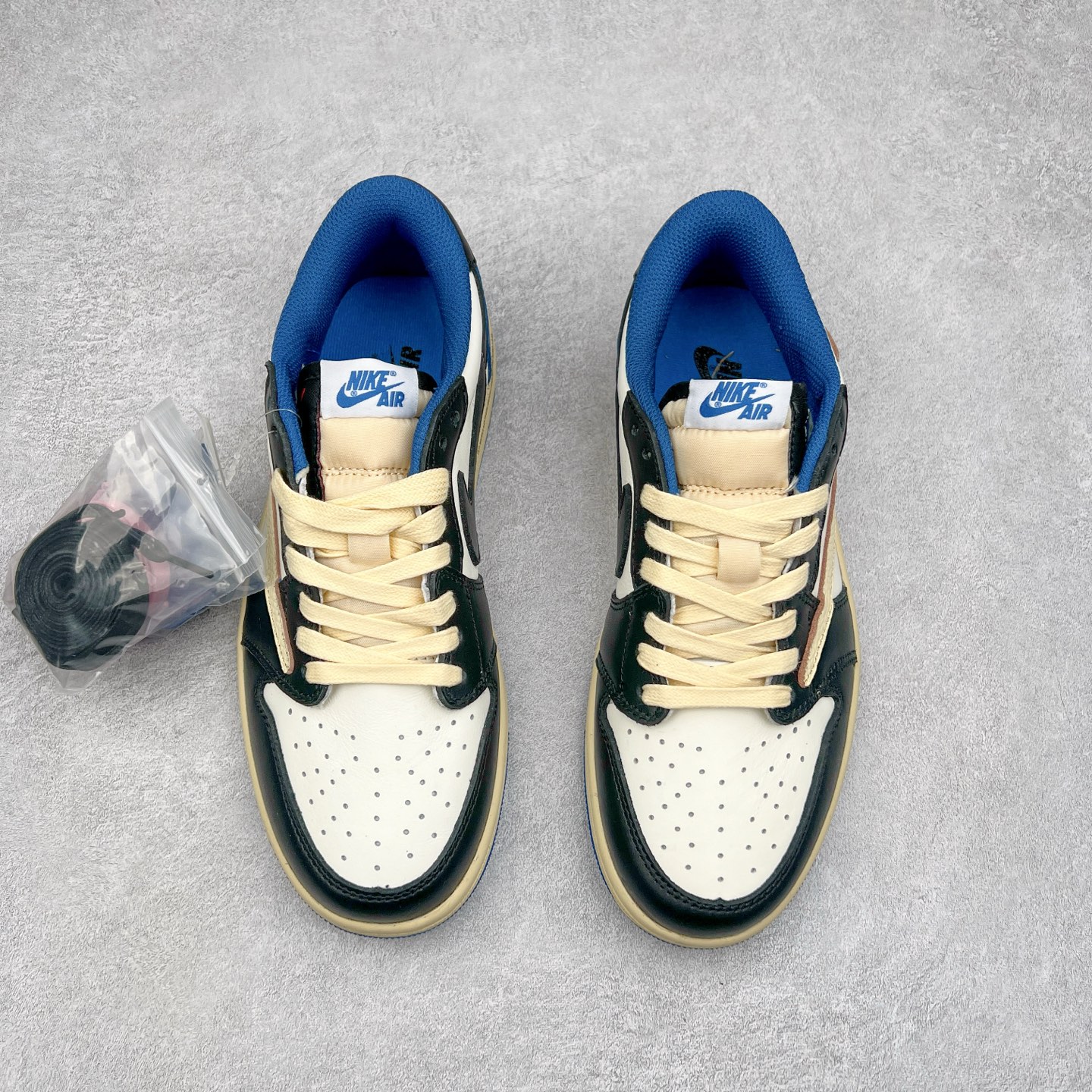 图片[2]-＃DT同源福利回馈 Travis Scott x Fragment Design x Air Jordan AJ1 Low OG SP 三方联名闪电倒钩2.0低帮 白蓝黑 DM7866-140 头层皮料加持 DT同源全套原纸板楦头开发 确保原汁原味 完美呈现倒钩版型 原档案转印油墨一体 一码一磨具拒绝假半码 此版本只针对中端市场 皮料材质有所更替 其他数据细节工艺流程均保持一致 绝不口嗨 原盒原配 外盒透明胶套 内侧字体 工整带凹凸感 原厂拉帮工艺 针距密度一致 后跟弧度收口自然不对折 极致一眼正品既视感 进口玻璃冲刀皮料裁剪零毛边 承诺百分百一致原鞋 全鞋电脑针车工艺 进口港宝加持 后跟自然饱满 全鞋荧光划线卡点 追求极致完美 每一双都是工艺品 多重QC质检 超越公司货的品控标准 尺码：36 36.5 37.5 38 38.5 39 40 40.5 41 42 42.5 43 44 44.5 45 46 47.5-选品中心