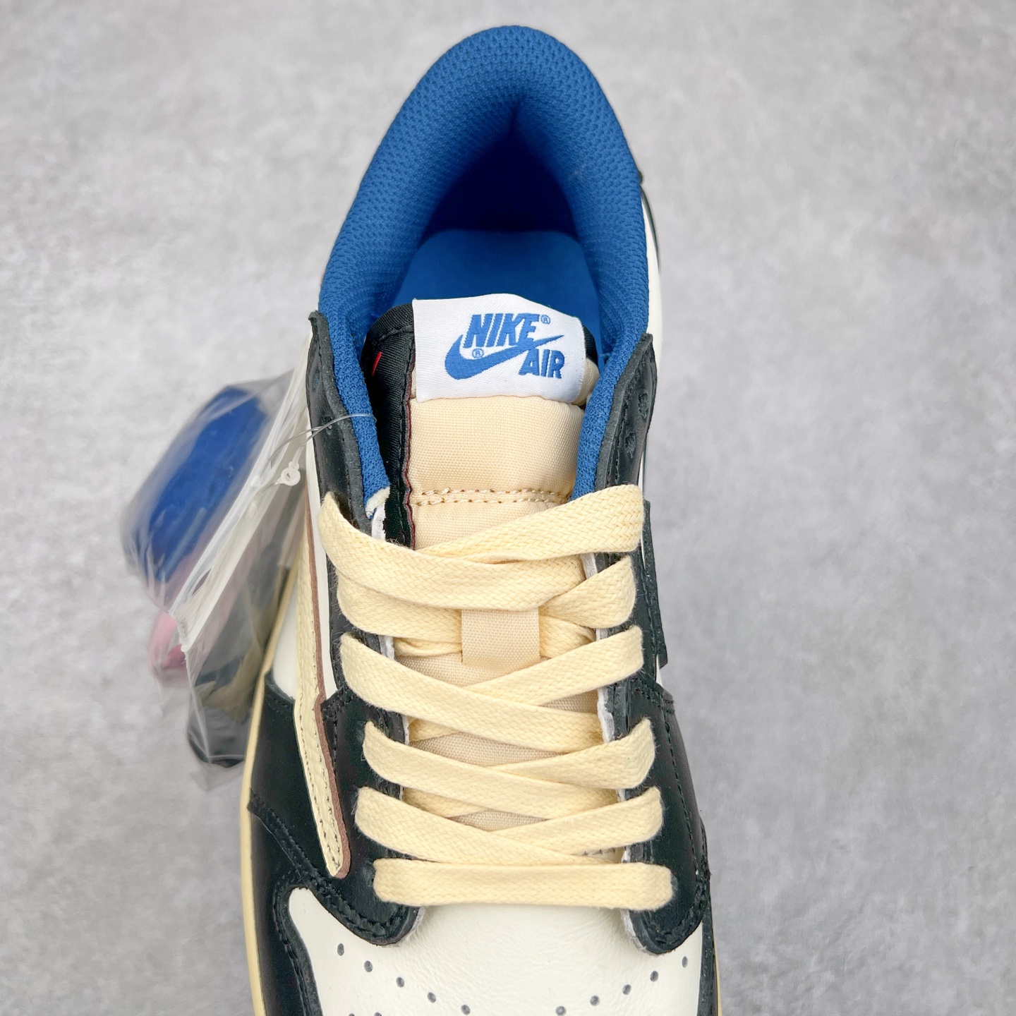 图片[5]-＃DT同源福利回馈 Travis Scott x Fragment Design x Air Jordan AJ1 Low OG SP 三方联名闪电倒钩2.0低帮 白蓝黑 DM7866-140 头层皮料加持 DT同源全套原纸板楦头开发 确保原汁原味 完美呈现倒钩版型 原档案转印油墨一体 一码一磨具拒绝假半码 此版本只针对中端市场 皮料材质有所更替 其他数据细节工艺流程均保持一致 绝不口嗨 原盒原配 外盒透明胶套 内侧字体 工整带凹凸感 原厂拉帮工艺 针距密度一致 后跟弧度收口自然不对折 极致一眼正品既视感 进口玻璃冲刀皮料裁剪零毛边 承诺百分百一致原鞋 全鞋电脑针车工艺 进口港宝加持 后跟自然饱满 全鞋荧光划线卡点 追求极致完美 每一双都是工艺品 多重QC质检 超越公司货的品控标准 尺码：36 36.5 37.5 38 38.5 39 40 40.5 41 42 42.5 43 44 44.5 45 46 47.5-选品中心