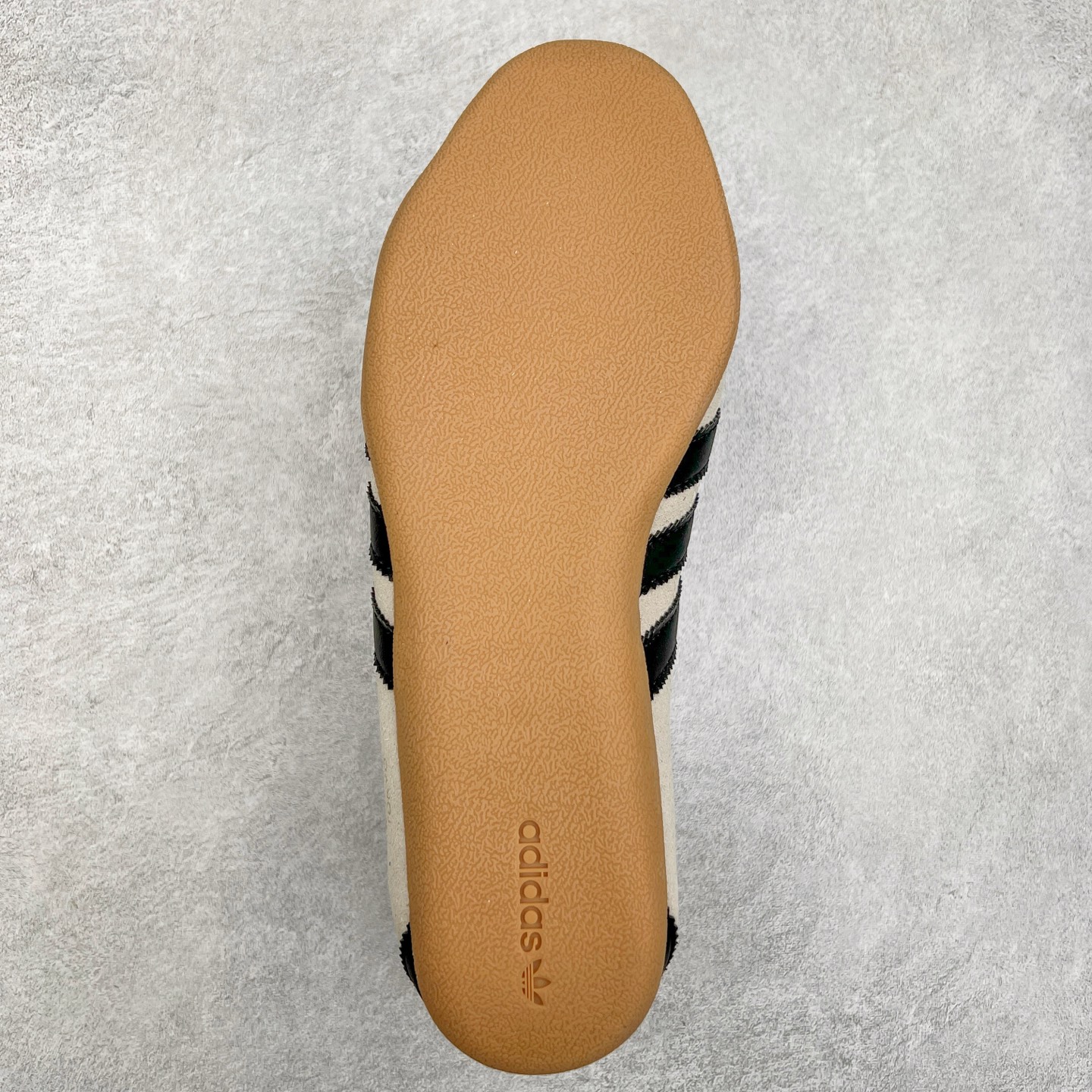 图片[9]-AD Originals Tokyo 东京限定系列复古百搭薄底德训风低帮休闲运动T头鞋 JI0182 ORIGINALS 挖掘复古运动基因，文 将经典与现代完美融合，推出薄底鞋系列，引起潮流趋势。此次COSTS带来的是ADIDAS ORIGINALS TOKYO系列黑白两款百搭配色，鞋款鞋面舒适贴合脚面， 同时采用柔软材质，穿着轻便舒适；中底缓震性能，鞋底有一定弹性，日常穿搭舒适且防滑。尺码：35⅔ 36 36⅔ 37⅓ 38 38⅔ 39⅓ 40 40⅔ 41⅓ 42 42⅔ 43⅓ 44 45-选品中心