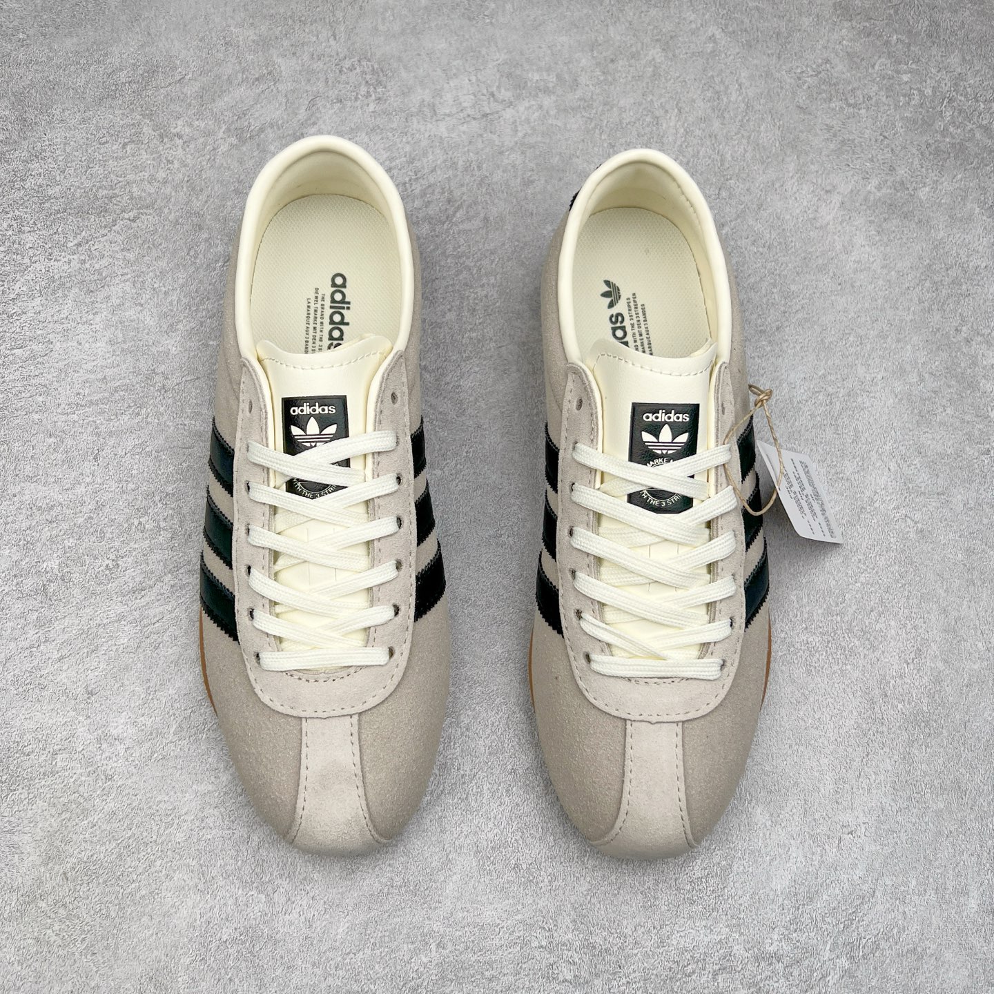 图片[2]-AD Originals Tokyo 东京限定系列复古百搭薄底德训风低帮休闲运动T头鞋 JI0182 ORIGINALS 挖掘复古运动基因，文 将经典与现代完美融合，推出薄底鞋系列，引起潮流趋势。此次COSTS带来的是ADIDAS ORIGINALS TOKYO系列黑白两款百搭配色，鞋款鞋面舒适贴合脚面， 同时采用柔软材质，穿着轻便舒适；中底缓震性能，鞋底有一定弹性，日常穿搭舒适且防滑。尺码：35⅔ 36 36⅔ 37⅓ 38 38⅔ 39⅓ 40 40⅔ 41⅓ 42 42⅔ 43⅓ 44 45-选品中心