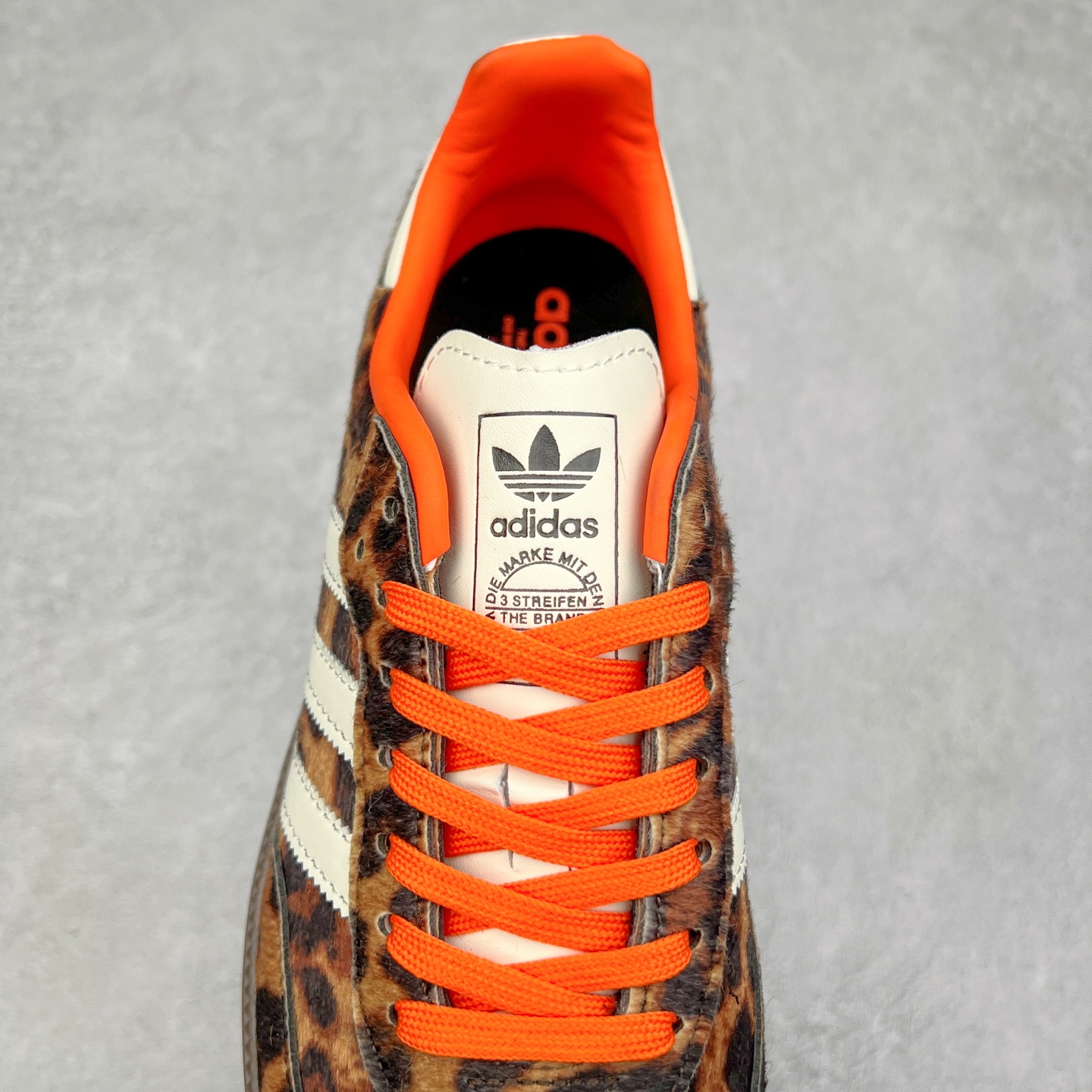 图片[5]-AD Original Samba OG 复古经典轻便板鞋 JI2734 这款桑巴鞋展示了高质量的工艺 带有装饰的超锁缝制和无缝的手感 柔软、柔软的皮革造型和标志性的3条纹完成了精致的外观 正规合身鞋带 鞋面上有绒面鞋垫 橡胶鞋底 享受正畸套筒软感 自50年代首次亮相以来就一直在赢得粉丝的青睐 尺码：36 36.5 37.5 38 38.5 39 40 40.5 41 42 42.5 43 44 44.5 45-选品中心