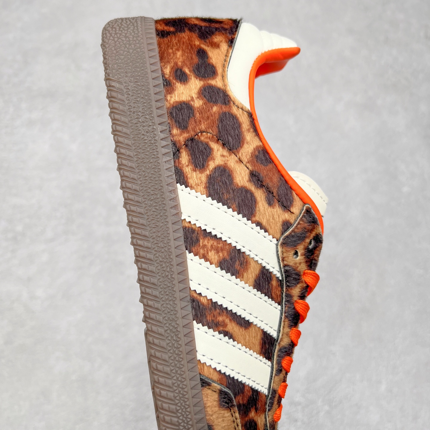 图片[6]-AD Original Samba OG 复古经典轻便板鞋 JI2734 这款桑巴鞋展示了高质量的工艺 带有装饰的超锁缝制和无缝的手感 柔软、柔软的皮革造型和标志性的3条纹完成了精致的外观 正规合身鞋带 鞋面上有绒面鞋垫 橡胶鞋底 享受正畸套筒软感 自50年代首次亮相以来就一直在赢得粉丝的青睐 尺码：36 36.5 37.5 38 38.5 39 40 40.5 41 42 42.5 43 44 44.5 45-选品中心