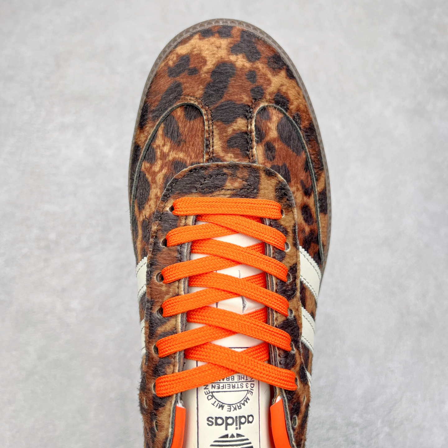 图片[4]-AD Original Samba OG 复古经典轻便板鞋 JI2734 这款桑巴鞋展示了高质量的工艺 带有装饰的超锁缝制和无缝的手感 柔软、柔软的皮革造型和标志性的3条纹完成了精致的外观 正规合身鞋带 鞋面上有绒面鞋垫 橡胶鞋底 享受正畸套筒软感 自50年代首次亮相以来就一直在赢得粉丝的青睐 尺码：36 36.5 37.5 38 38.5 39 40 40.5 41 42 42.5 43 44 44.5 45-选品中心