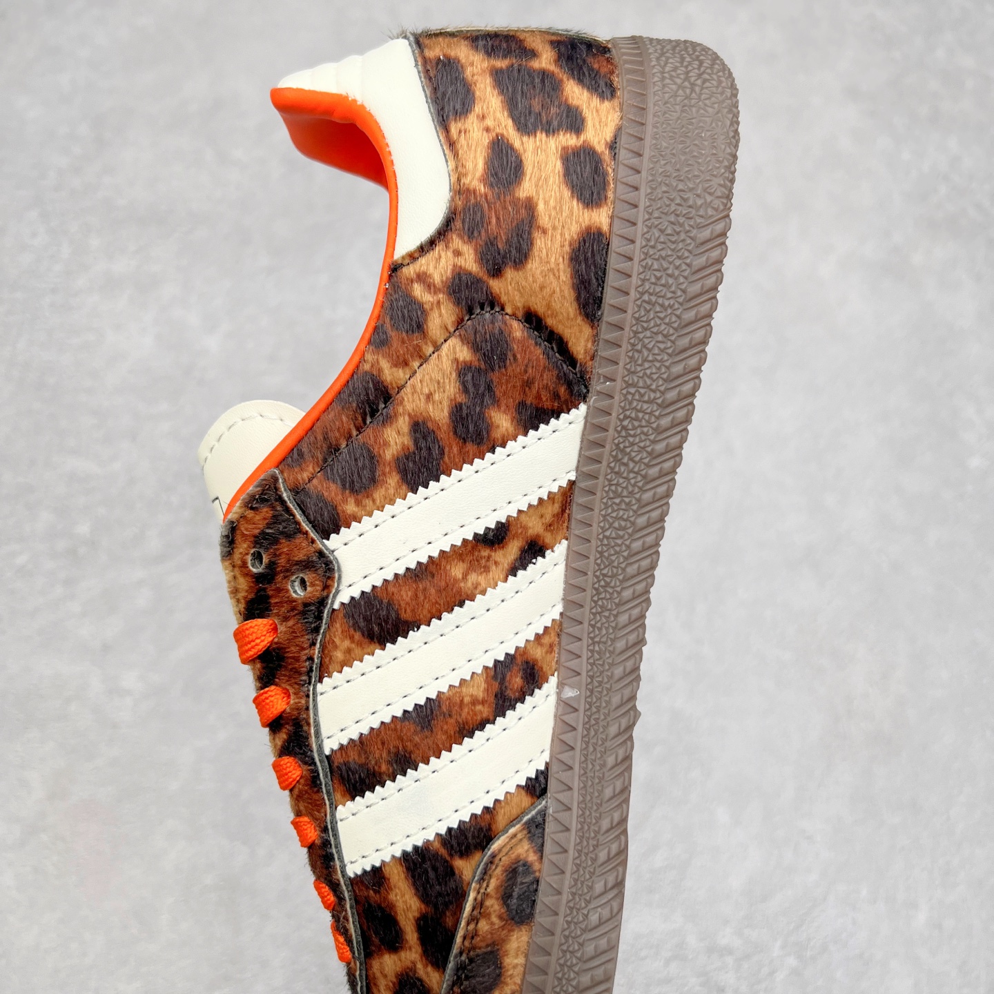 图片[7]-AD Original Samba OG 复古经典轻便板鞋 JI2734 这款桑巴鞋展示了高质量的工艺 带有装饰的超锁缝制和无缝的手感 柔软、柔软的皮革造型和标志性的3条纹完成了精致的外观 正规合身鞋带 鞋面上有绒面鞋垫 橡胶鞋底 享受正畸套筒软感 自50年代首次亮相以来就一直在赢得粉丝的青睐 尺码：36 36.5 37.5 38 38.5 39 40 40.5 41 42 42.5 43 44 44.5 45-选品中心