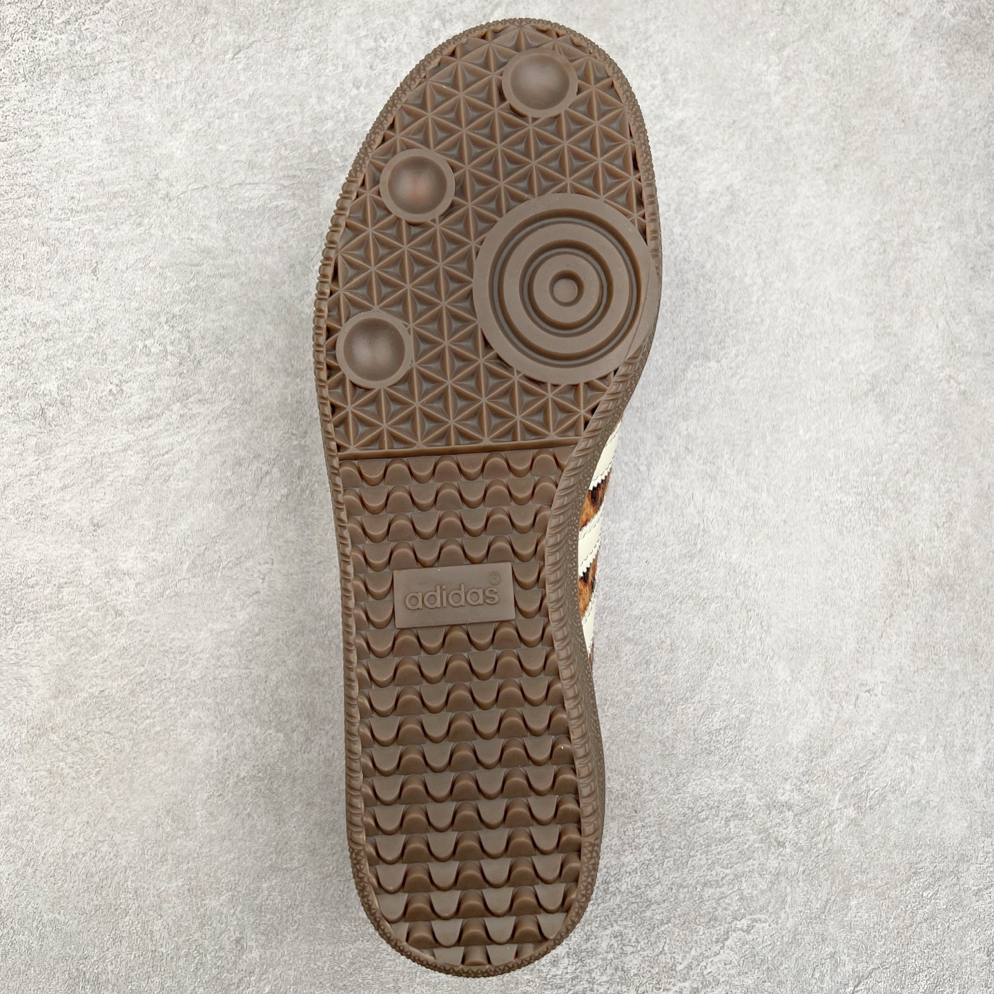 图片[9]-AD Original Samba OG 复古经典轻便板鞋 JI2734 这款桑巴鞋展示了高质量的工艺 带有装饰的超锁缝制和无缝的手感 柔软、柔软的皮革造型和标志性的3条纹完成了精致的外观 正规合身鞋带 鞋面上有绒面鞋垫 橡胶鞋底 享受正畸套筒软感 自50年代首次亮相以来就一直在赢得粉丝的青睐 尺码：36 36.5 37.5 38 38.5 39 40 40.5 41 42 42.5 43 44 44.5 45-选品中心