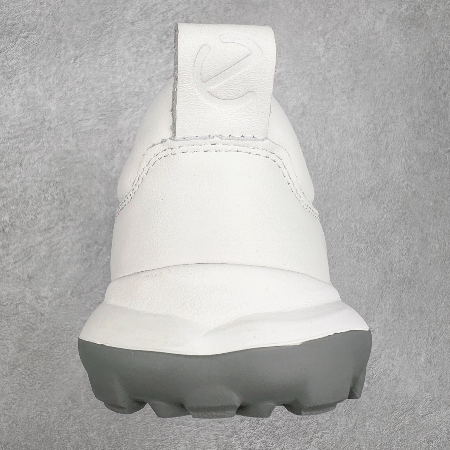 图片[8]-ECCO爱步男鞋真皮四季鞋 健步系列运动鞋休闲跑步鞋 脚感轻便舒适 面料ECCO家族工艺牛皮 鞋面开孔结构设计增强透气性 E-DTS混合大底科技 耐磨 防滑 轻便 兼顾透气性和包裹性 带来全方位透气脚感 PU+橡胶发泡组合轻盈鞋底具有良好的缓震性能 脚感极佳 轻盈无压力 尺码：38 39 40 41 42 43 44（皮鞋码）-选品中心