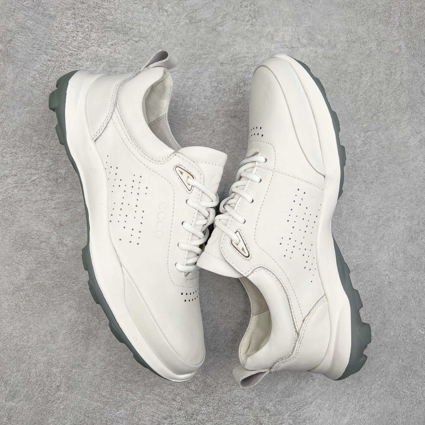 图片[3]-ECCO爱步男鞋真皮四季鞋 健步系列运动鞋休闲跑步鞋 脚感轻便舒适 面料ECCO家族工艺牛皮 鞋面开孔结构设计增强透气性 E-DTS混合大底科技 耐磨 防滑 轻便 兼顾透气性和包裹性 带来全方位透气脚感 PU+橡胶发泡组合轻盈鞋底具有良好的缓震性能 脚感极佳 轻盈无压力 尺码：38 39 40 41 42 43 44（皮鞋码）-选品中心