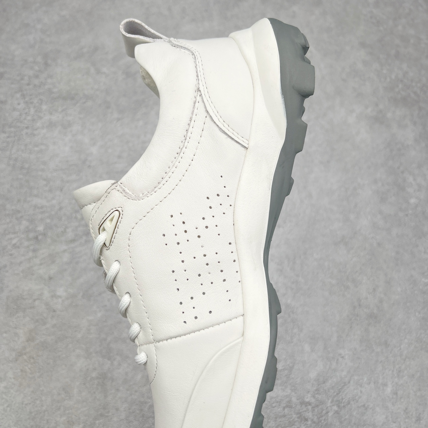 图片[7]-ECCO爱步男鞋真皮四季鞋 健步系列运动鞋休闲跑步鞋 脚感轻便舒适 面料ECCO家族工艺牛皮 鞋面开孔结构设计增强透气性 E-DTS混合大底科技 耐磨 防滑 轻便 兼顾透气性和包裹性 带来全方位透气脚感 PU+橡胶发泡组合轻盈鞋底具有良好的缓震性能 脚感极佳 轻盈无压力 尺码：38 39 40 41 42 43 44（皮鞋码）-选品中心