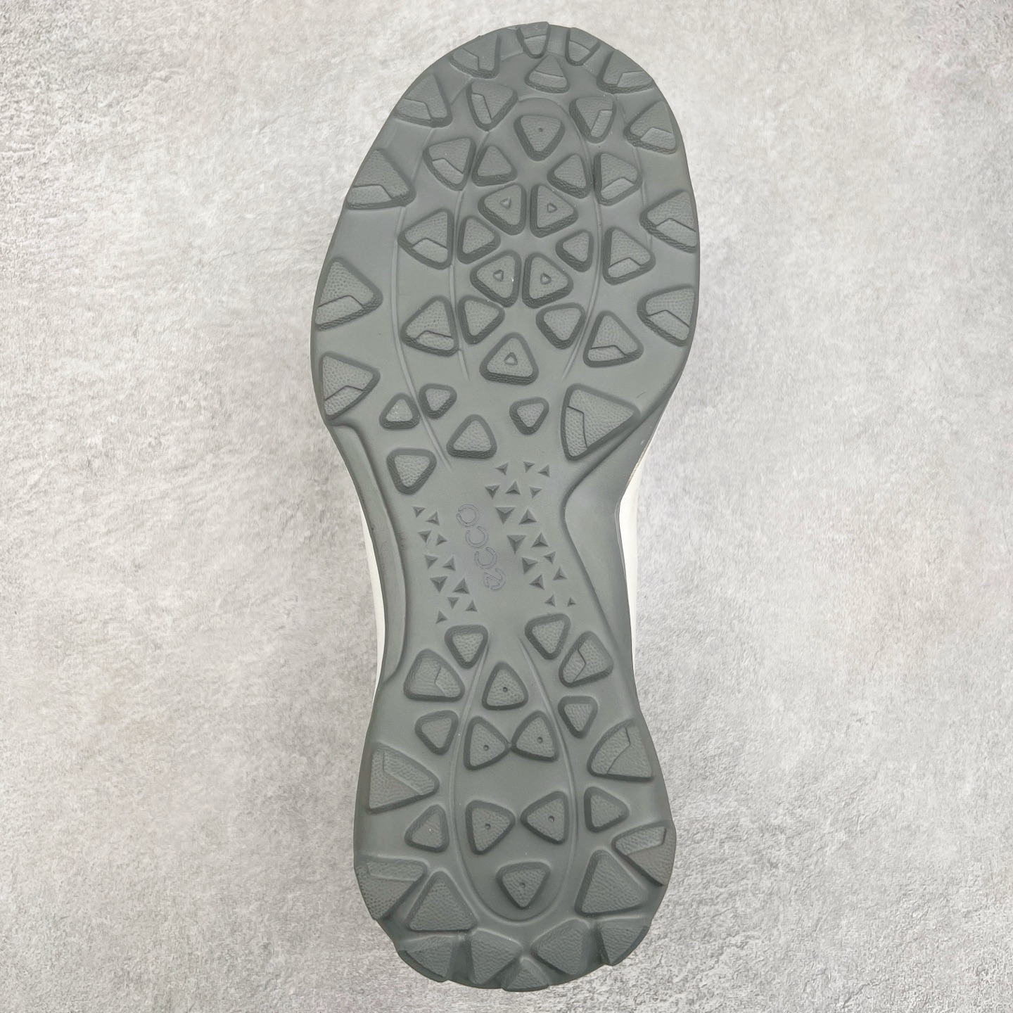 图片[9]-ECCO爱步男鞋真皮四季鞋 健步系列运动鞋休闲跑步鞋 脚感轻便舒适 面料ECCO家族工艺牛皮 鞋面开孔结构设计增强透气性 E-DTS混合大底科技 耐磨 防滑 轻便 兼顾透气性和包裹性 带来全方位透气脚感 PU+橡胶发泡组合轻盈鞋底具有良好的缓震性能 脚感极佳 轻盈无压力 尺码：38 39 40 41 42 43 44（皮鞋码）-选品中心