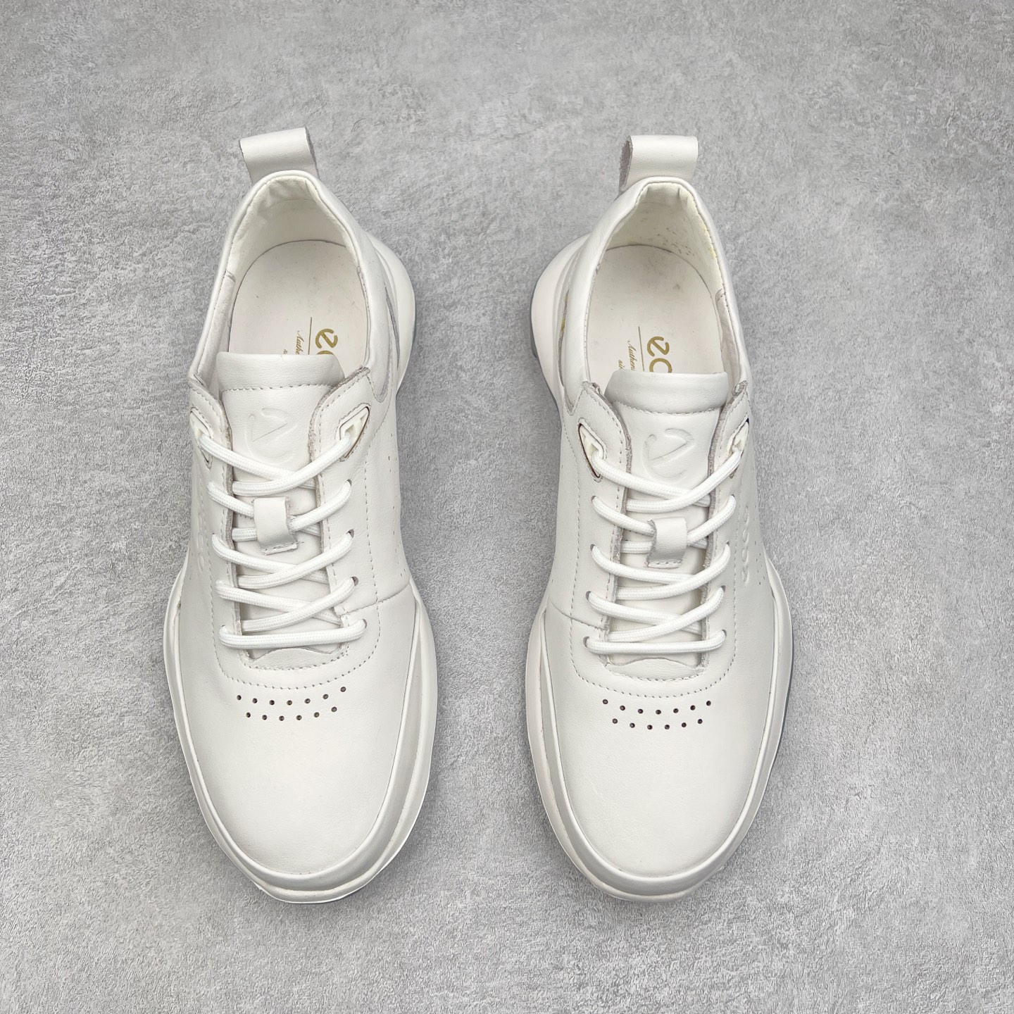 图片[2]-ECCO爱步男鞋真皮四季鞋 健步系列运动鞋休闲跑步鞋 脚感轻便舒适 面料ECCO家族工艺牛皮 鞋面开孔结构设计增强透气性 E-DTS混合大底科技 耐磨 防滑 轻便 兼顾透气性和包裹性 带来全方位透气脚感 PU+橡胶发泡组合轻盈鞋底具有良好的缓震性能 脚感极佳 轻盈无压力 尺码：38 39 40 41 42 43 44（皮鞋码）-选品中心