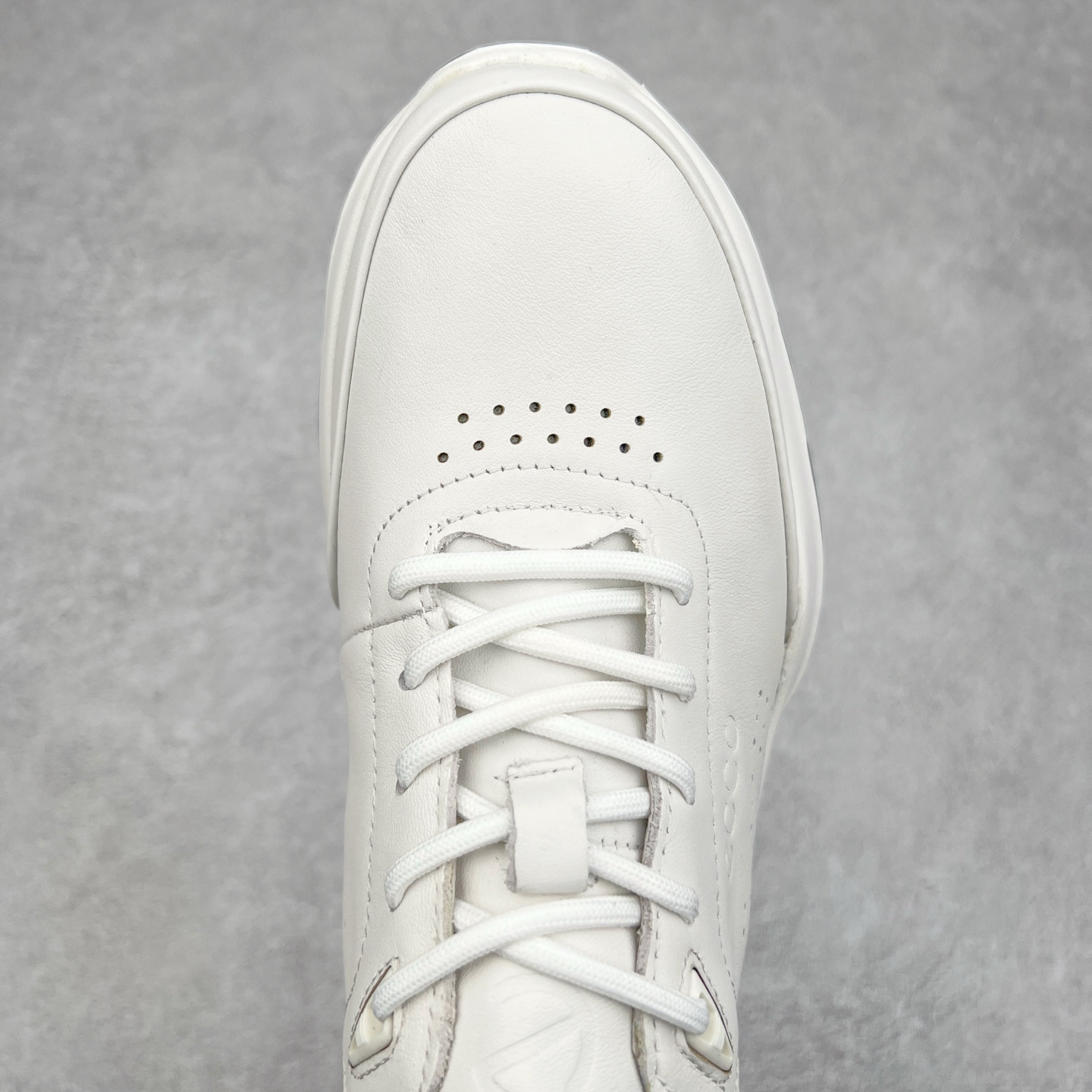 图片[4]-ECCO爱步男鞋真皮四季鞋 健步系列运动鞋休闲跑步鞋 脚感轻便舒适 面料ECCO家族工艺牛皮 鞋面开孔结构设计增强透气性 E-DTS混合大底科技 耐磨 防滑 轻便 兼顾透气性和包裹性 带来全方位透气脚感 PU+橡胶发泡组合轻盈鞋底具有良好的缓震性能 脚感极佳 轻盈无压力 尺码：38 39 40 41 42 43 44（皮鞋码）-选品中心