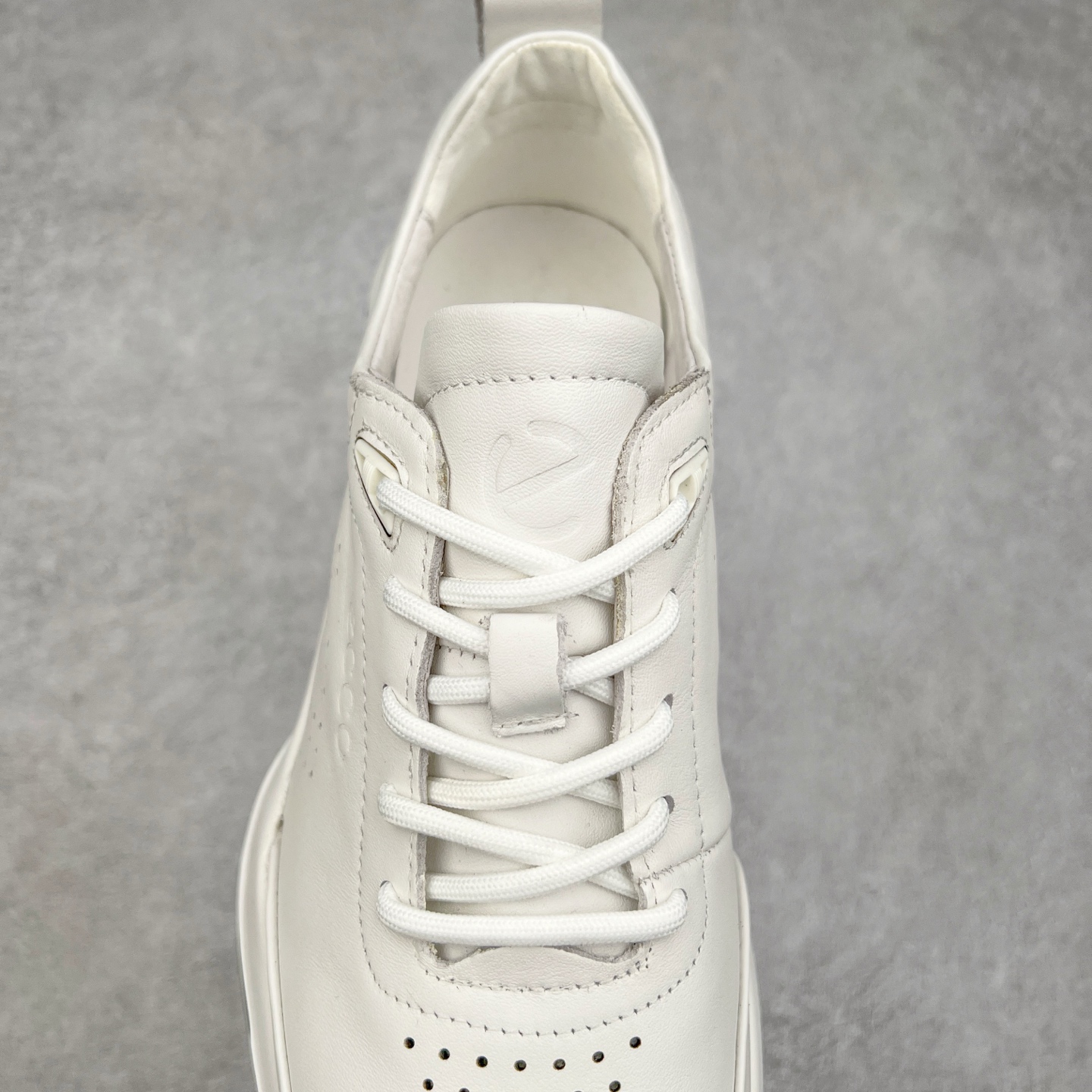 图片[5]-ECCO爱步男鞋真皮四季鞋 健步系列运动鞋休闲跑步鞋 脚感轻便舒适 面料ECCO家族工艺牛皮 鞋面开孔结构设计增强透气性 E-DTS混合大底科技 耐磨 防滑 轻便 兼顾透气性和包裹性 带来全方位透气脚感 PU+橡胶发泡组合轻盈鞋底具有良好的缓震性能 脚感极佳 轻盈无压力 尺码：38 39 40 41 42 43 44（皮鞋码）-选品中心