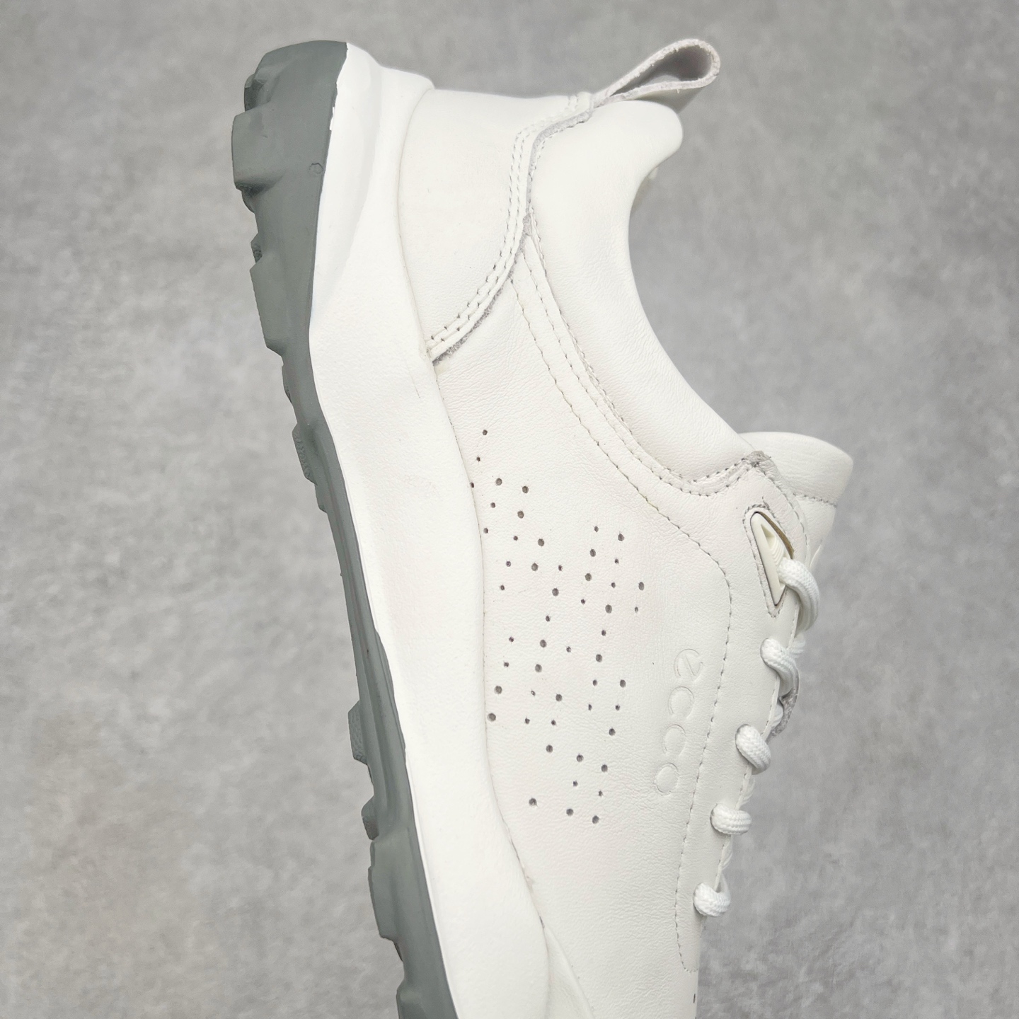 图片[6]-ECCO爱步男鞋真皮四季鞋 健步系列运动鞋休闲跑步鞋 脚感轻便舒适 面料ECCO家族工艺牛皮 鞋面开孔结构设计增强透气性 E-DTS混合大底科技 耐磨 防滑 轻便 兼顾透气性和包裹性 带来全方位透气脚感 PU+橡胶发泡组合轻盈鞋底具有良好的缓震性能 脚感极佳 轻盈无压力 尺码：38 39 40 41 42 43 44（皮鞋码）-选品中心