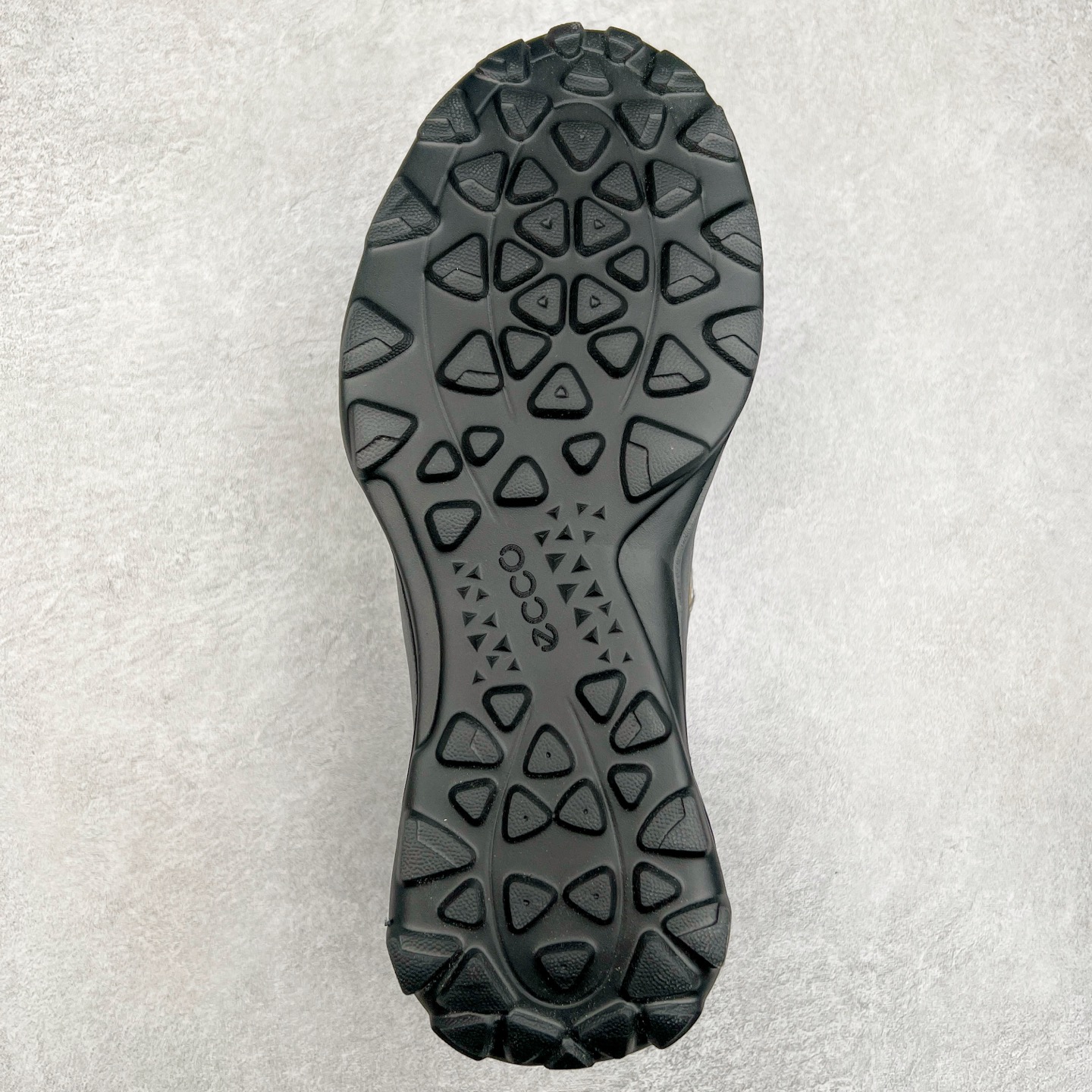 图片[9]-ECCO爱步男鞋真皮四季鞋 健步系列运动鞋休闲跑步鞋 脚感轻便舒适 面料ECCO家族工艺牛皮 鞋面开孔结构设计增强透气性 E-DTS混合大底科技 耐磨 防滑 轻便 兼顾透气性和包裹性 带来全方位透气脚感 PU+橡胶发泡组合轻盈鞋底具有良好的缓震性能 脚感极佳 轻盈无压力 尺码：38 39 40 41 42 43 44（皮鞋码）-选品中心