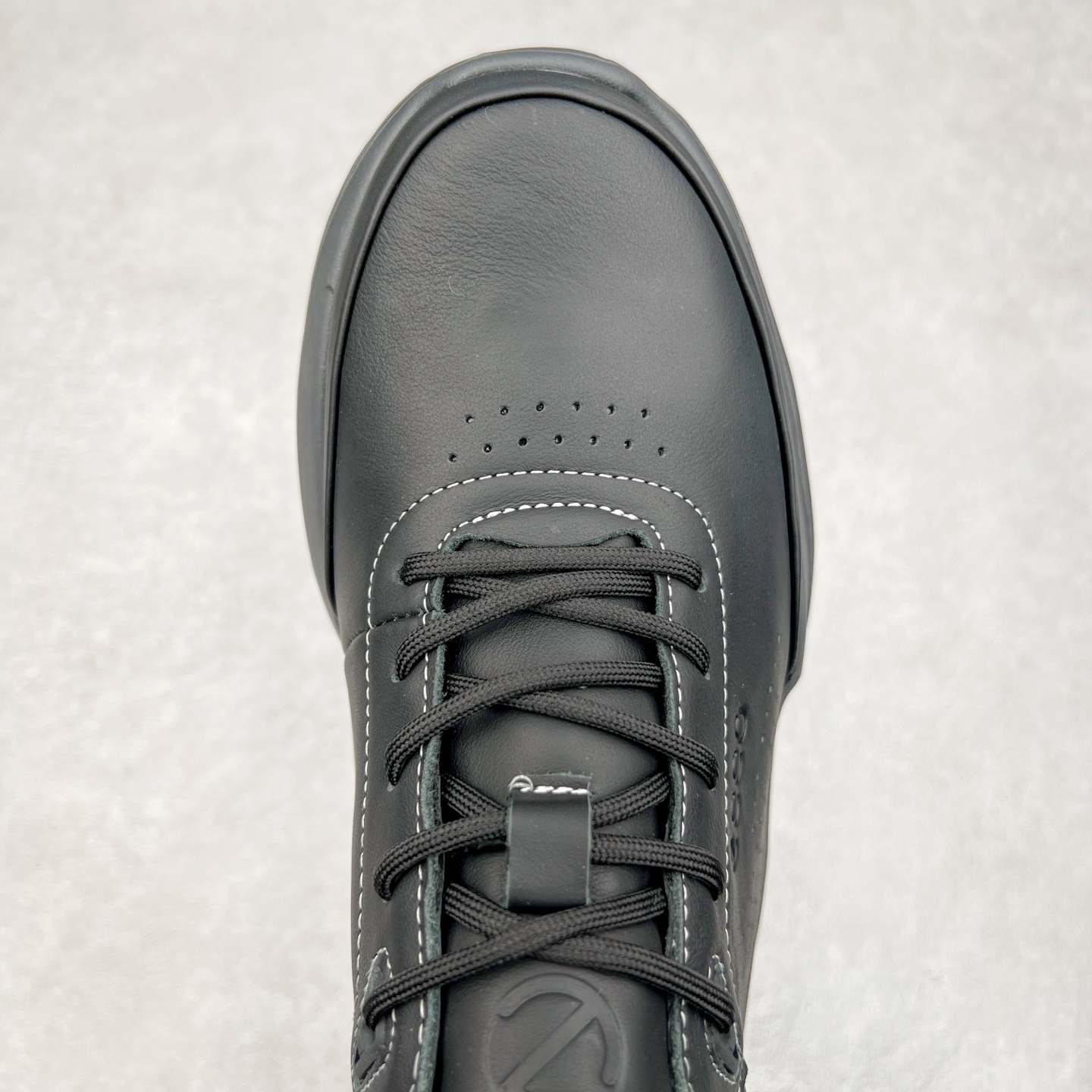 图片[4]-ECCO爱步男鞋真皮四季鞋 健步系列运动鞋休闲跑步鞋 脚感轻便舒适 面料ECCO家族工艺牛皮 鞋面开孔结构设计增强透气性 E-DTS混合大底科技 耐磨 防滑 轻便 兼顾透气性和包裹性 带来全方位透气脚感 PU+橡胶发泡组合轻盈鞋底具有良好的缓震性能 脚感极佳 轻盈无压力 尺码：38 39 40 41 42 43 44（皮鞋码）-选品中心