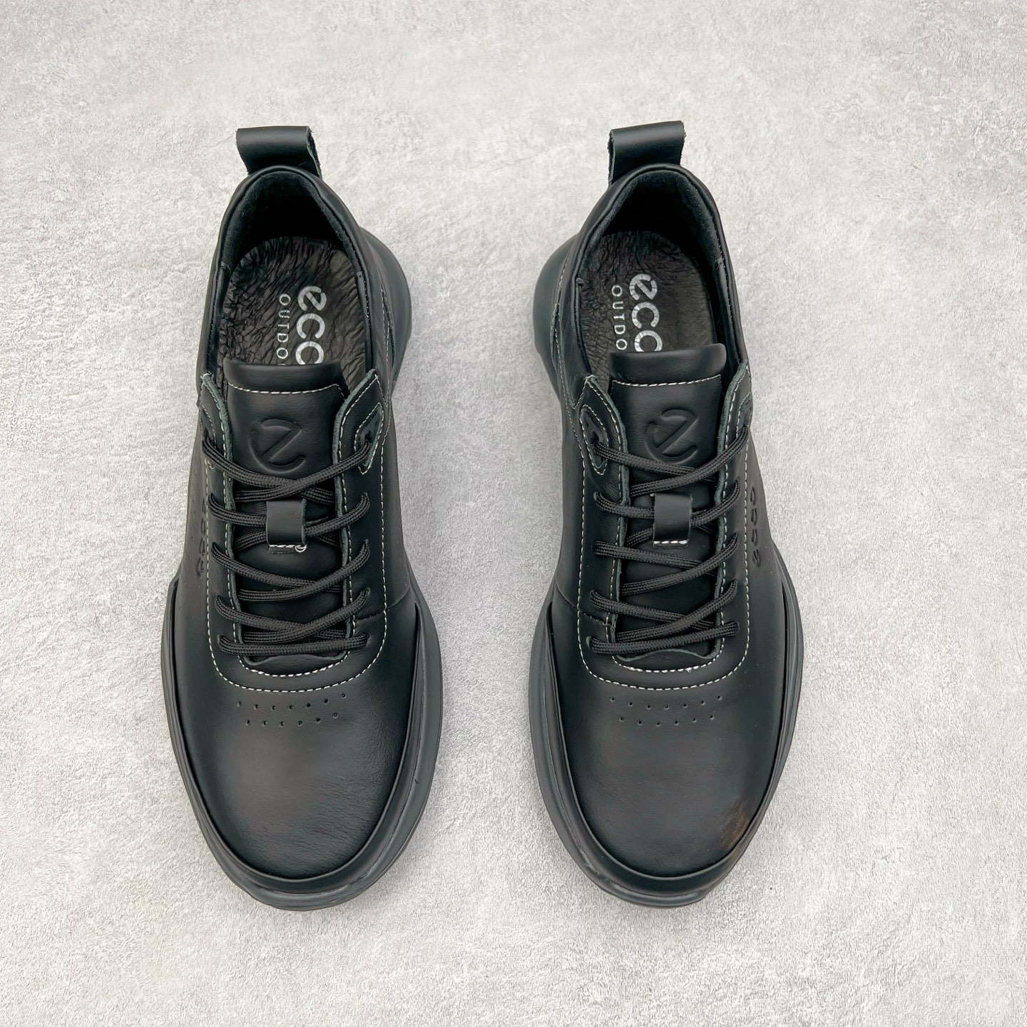 图片[2]-ECCO爱步男鞋真皮四季鞋 健步系列运动鞋休闲跑步鞋 脚感轻便舒适 面料ECCO家族工艺牛皮 鞋面开孔结构设计增强透气性 E-DTS混合大底科技 耐磨 防滑 轻便 兼顾透气性和包裹性 带来全方位透气脚感 PU+橡胶发泡组合轻盈鞋底具有良好的缓震性能 脚感极佳 轻盈无压力 尺码：38 39 40 41 42 43 44（皮鞋码）-选品中心