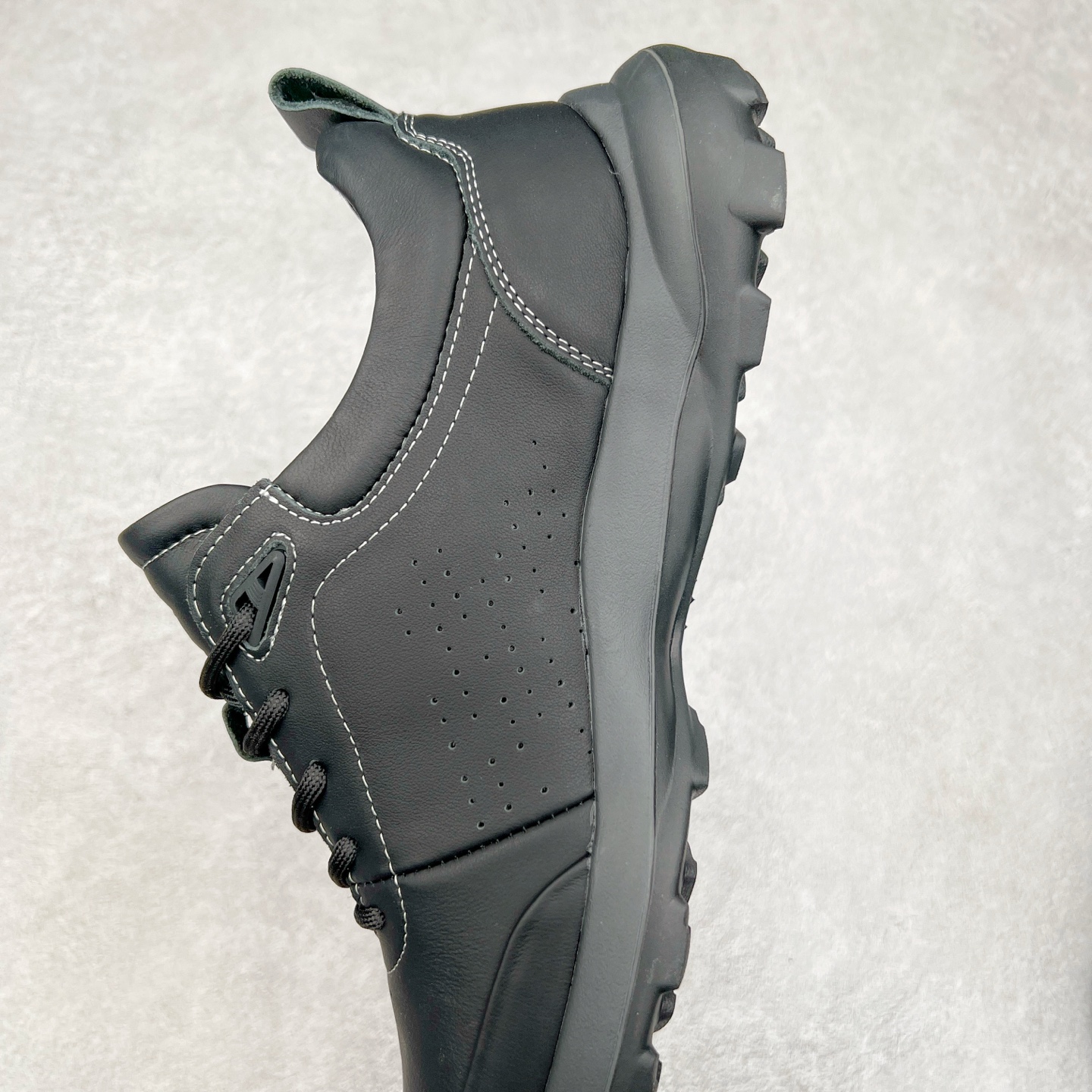 图片[7]-ECCO爱步男鞋真皮四季鞋 健步系列运动鞋休闲跑步鞋 脚感轻便舒适 面料ECCO家族工艺牛皮 鞋面开孔结构设计增强透气性 E-DTS混合大底科技 耐磨 防滑 轻便 兼顾透气性和包裹性 带来全方位透气脚感 PU+橡胶发泡组合轻盈鞋底具有良好的缓震性能 脚感极佳 轻盈无压力 尺码：38 39 40 41 42 43 44（皮鞋码）-选品中心