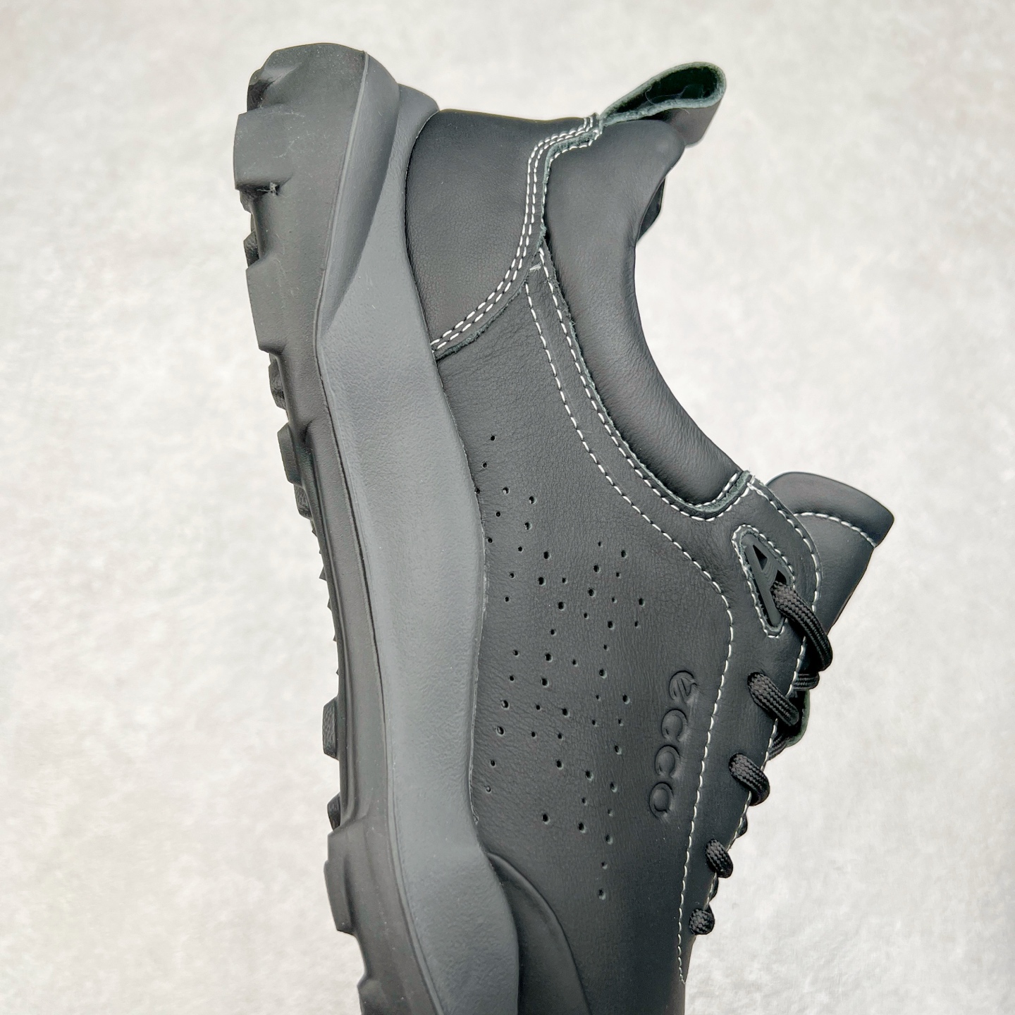 图片[6]-ECCO爱步男鞋真皮四季鞋 健步系列运动鞋休闲跑步鞋 脚感轻便舒适 面料ECCO家族工艺牛皮 鞋面开孔结构设计增强透气性 E-DTS混合大底科技 耐磨 防滑 轻便 兼顾透气性和包裹性 带来全方位透气脚感 PU+橡胶发泡组合轻盈鞋底具有良好的缓震性能 脚感极佳 轻盈无压力 尺码：38 39 40 41 42 43 44（皮鞋码）-选品中心