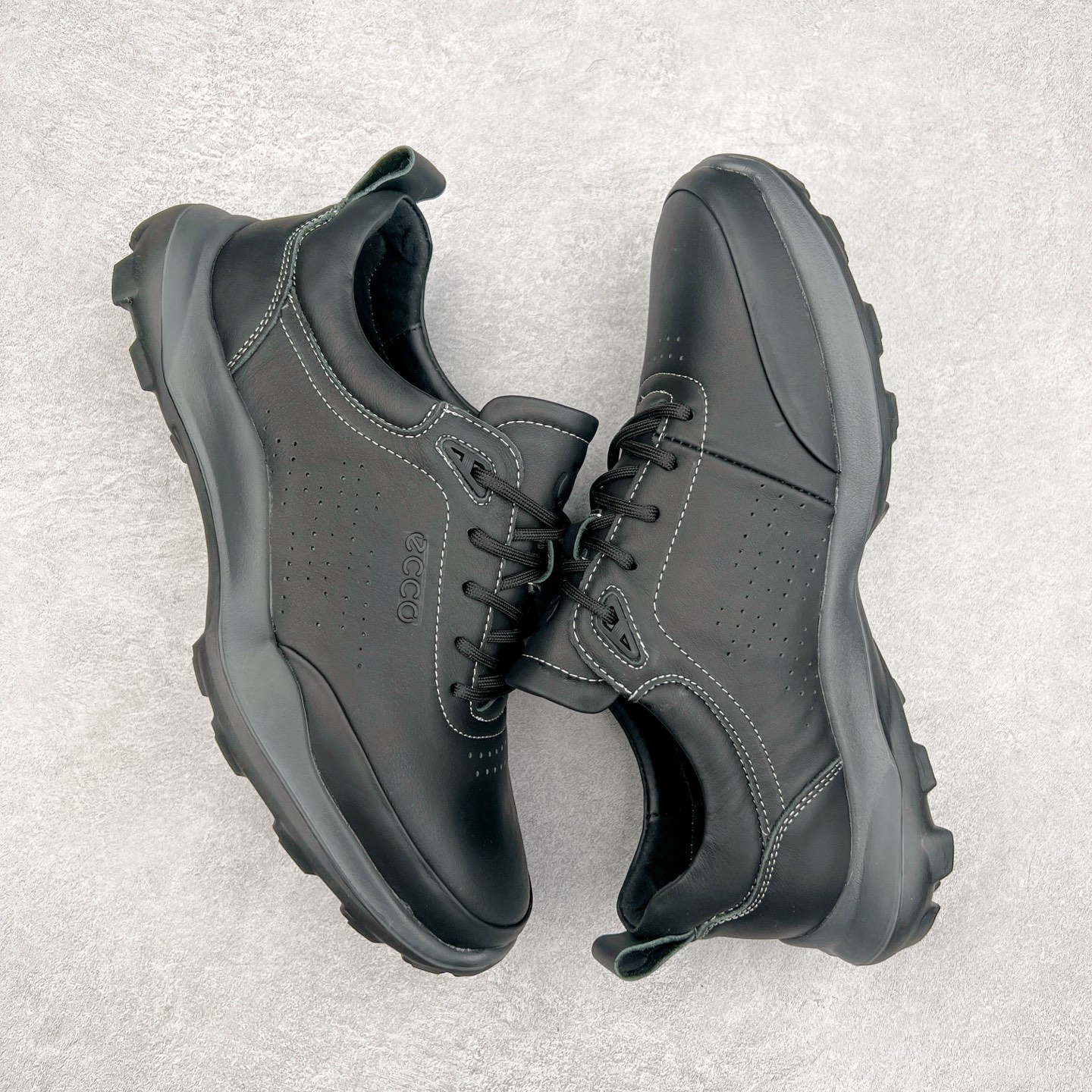 图片[3]-ECCO爱步男鞋真皮四季鞋 健步系列运动鞋休闲跑步鞋 脚感轻便舒适 面料ECCO家族工艺牛皮 鞋面开孔结构设计增强透气性 E-DTS混合大底科技 耐磨 防滑 轻便 兼顾透气性和包裹性 带来全方位透气脚感 PU+橡胶发泡组合轻盈鞋底具有良好的缓震性能 脚感极佳 轻盈无压力 尺码：38 39 40 41 42 43 44（皮鞋码）-选品中心