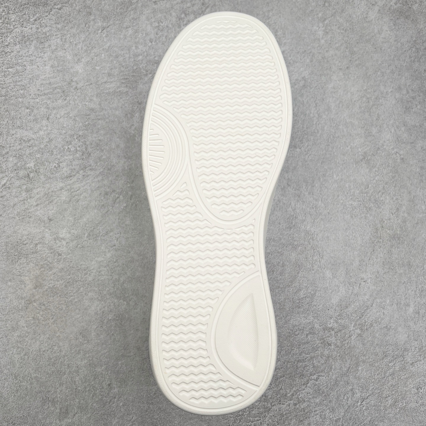 图片[9]-Louis vuitton Trainer Sneaker Low LV休闲运动文化百搭篮球板鞋 广东大厂品质 舒适轻泡大底和百搭性霸屏整个时尚娱乐圈，细节调整完美主义！鞋面采用进口头层小牛皮，独家开模轻泡大底， 侧边采用3D打印标志性Logo 尽显贵族时尚气息，台湾进口小牛皮挂皮内里，配带正品全套包装 尺码：38 39 40 41 42 43 44-选品中心