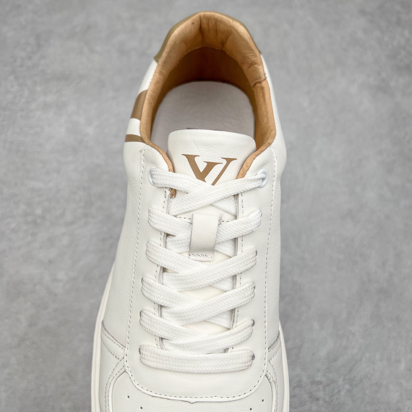 图片[5]-Louis vuitton Trainer Sneaker Low LV休闲运动文化百搭篮球板鞋 广东大厂品质 舒适轻泡大底和百搭性霸屏整个时尚娱乐圈，细节调整完美主义！鞋面采用进口头层小牛皮，独家开模轻泡大底， 侧边采用3D打印标志性Logo 尽显贵族时尚气息，台湾进口小牛皮挂皮内里，配带正品全套包装 尺码：38 39 40 41 42 43 44-选品中心