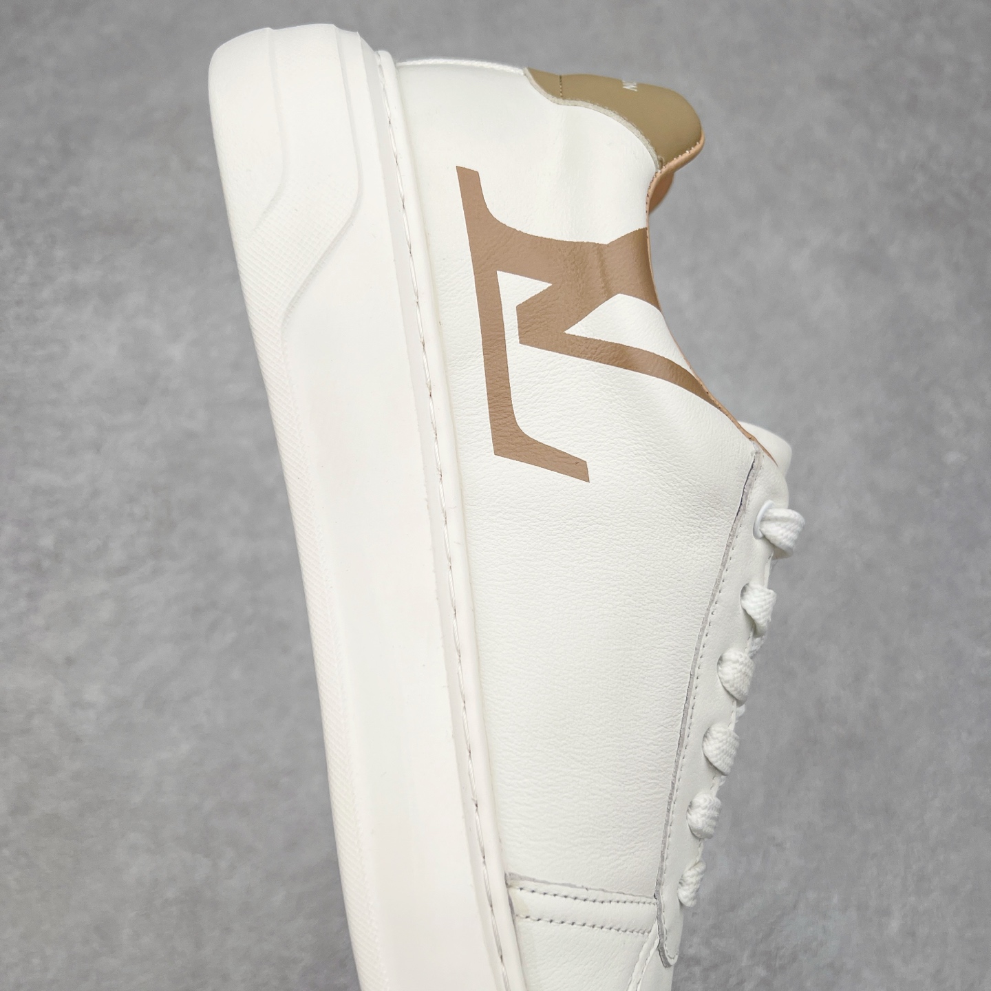 图片[6]-Louis vuitton Trainer Sneaker Low LV休闲运动文化百搭篮球板鞋 广东大厂品质 舒适轻泡大底和百搭性霸屏整个时尚娱乐圈，细节调整完美主义！鞋面采用进口头层小牛皮，独家开模轻泡大底， 侧边采用3D打印标志性Logo 尽显贵族时尚气息，台湾进口小牛皮挂皮内里，配带正品全套包装 尺码：38 39 40 41 42 43 44-选品中心