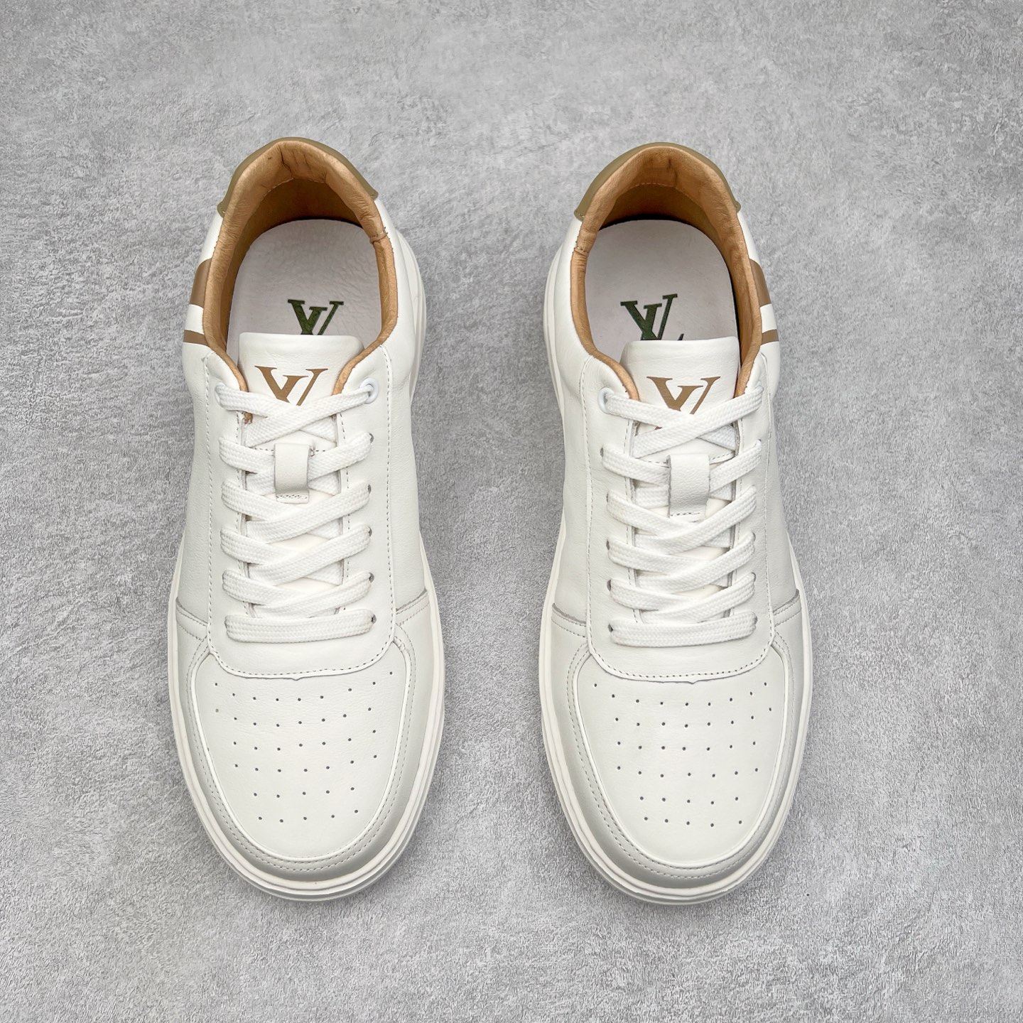 图片[2]-Louis vuitton Trainer Sneaker Low LV休闲运动文化百搭篮球板鞋 广东大厂品质 舒适轻泡大底和百搭性霸屏整个时尚娱乐圈，细节调整完美主义！鞋面采用进口头层小牛皮，独家开模轻泡大底， 侧边采用3D打印标志性Logo 尽显贵族时尚气息，台湾进口小牛皮挂皮内里，配带正品全套包装 尺码：38 39 40 41 42 43 44-选品中心