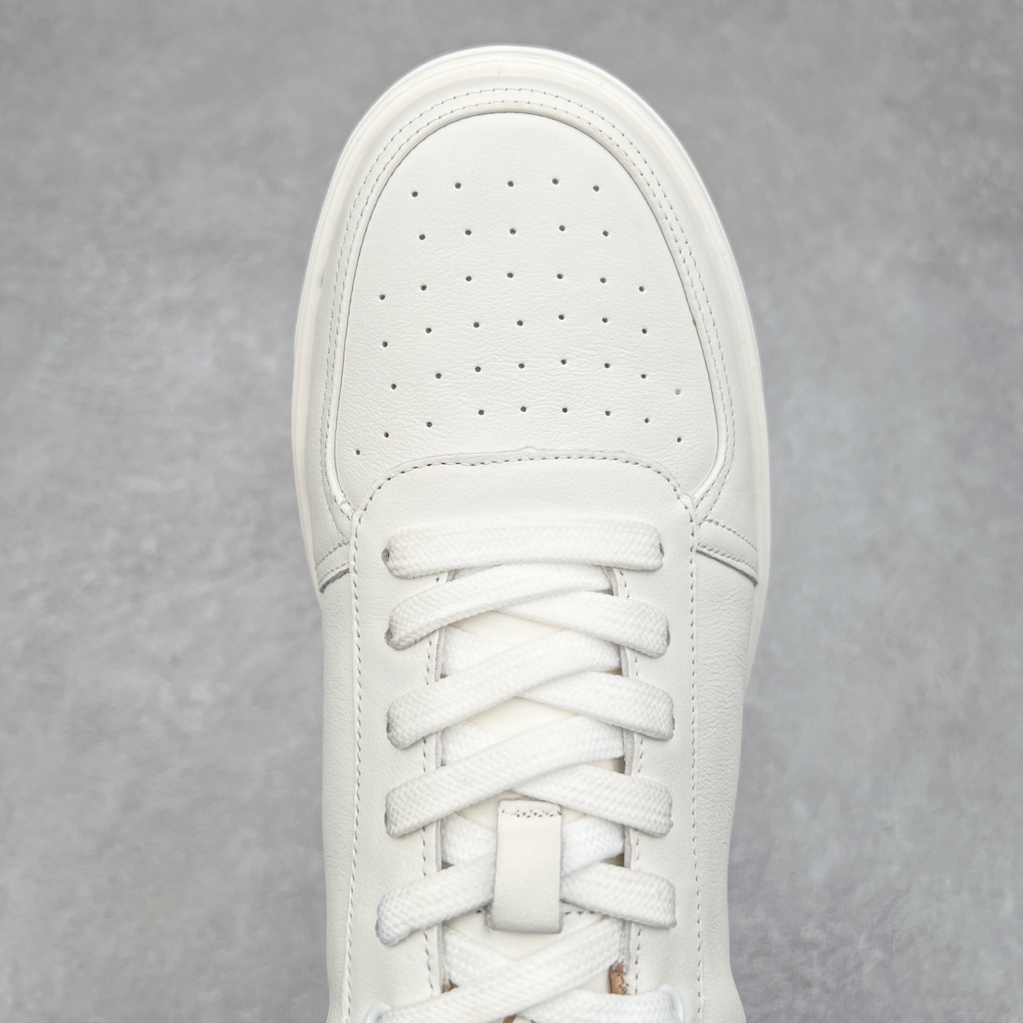 图片[4]-Louis vuitton Trainer Sneaker Low LV休闲运动文化百搭篮球板鞋 广东大厂品质 舒适轻泡大底和百搭性霸屏整个时尚娱乐圈，细节调整完美主义！鞋面采用进口头层小牛皮，独家开模轻泡大底， 侧边采用3D打印标志性Logo 尽显贵族时尚气息，台湾进口小牛皮挂皮内里，配带正品全套包装 尺码：38 39 40 41 42 43 44-选品中心