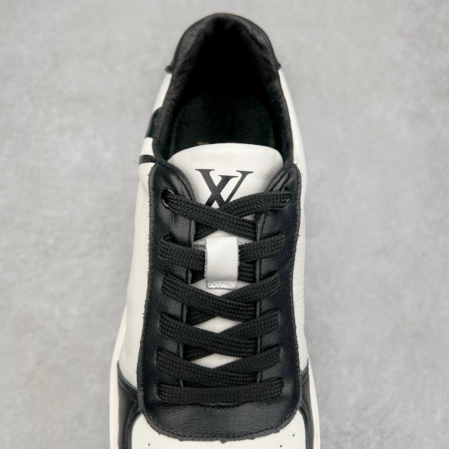 图片[5]-Louis vuitton Trainer Sneaker Low LV休闲运动文化百搭篮球板鞋 广东大厂品质 舒适轻泡大底和百搭性霸屏整个时尚娱乐圈，细节调整完美主义！鞋面采用进口头层小牛皮，独家开模轻泡大底， 侧边采用3D打印标志性Logo 尽显贵族时尚气息，台湾进口小牛皮挂皮内里，配带正品全套包装 尺码：38 39 40 41 42 43 44-选品中心
